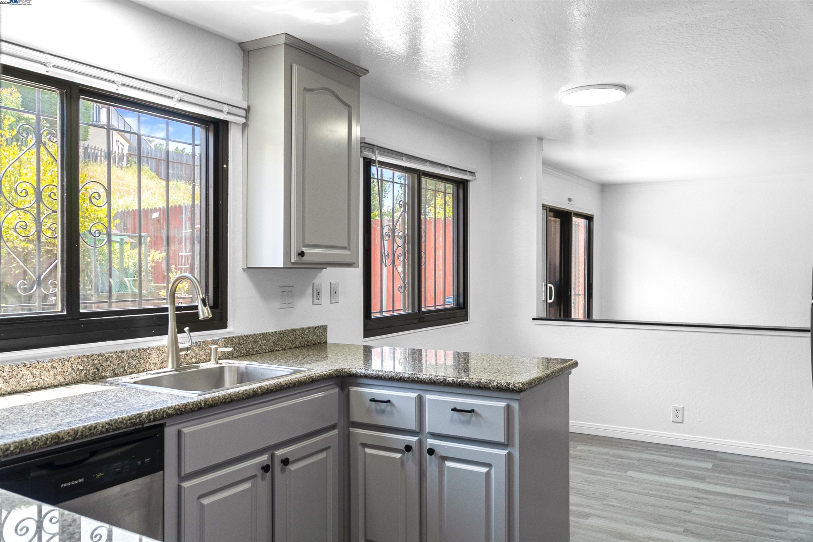 Detail Gallery Image 5 of 26 For 664 Gellert Blvd, Daly City,  CA 94015 - 4 Beds | 3 Baths