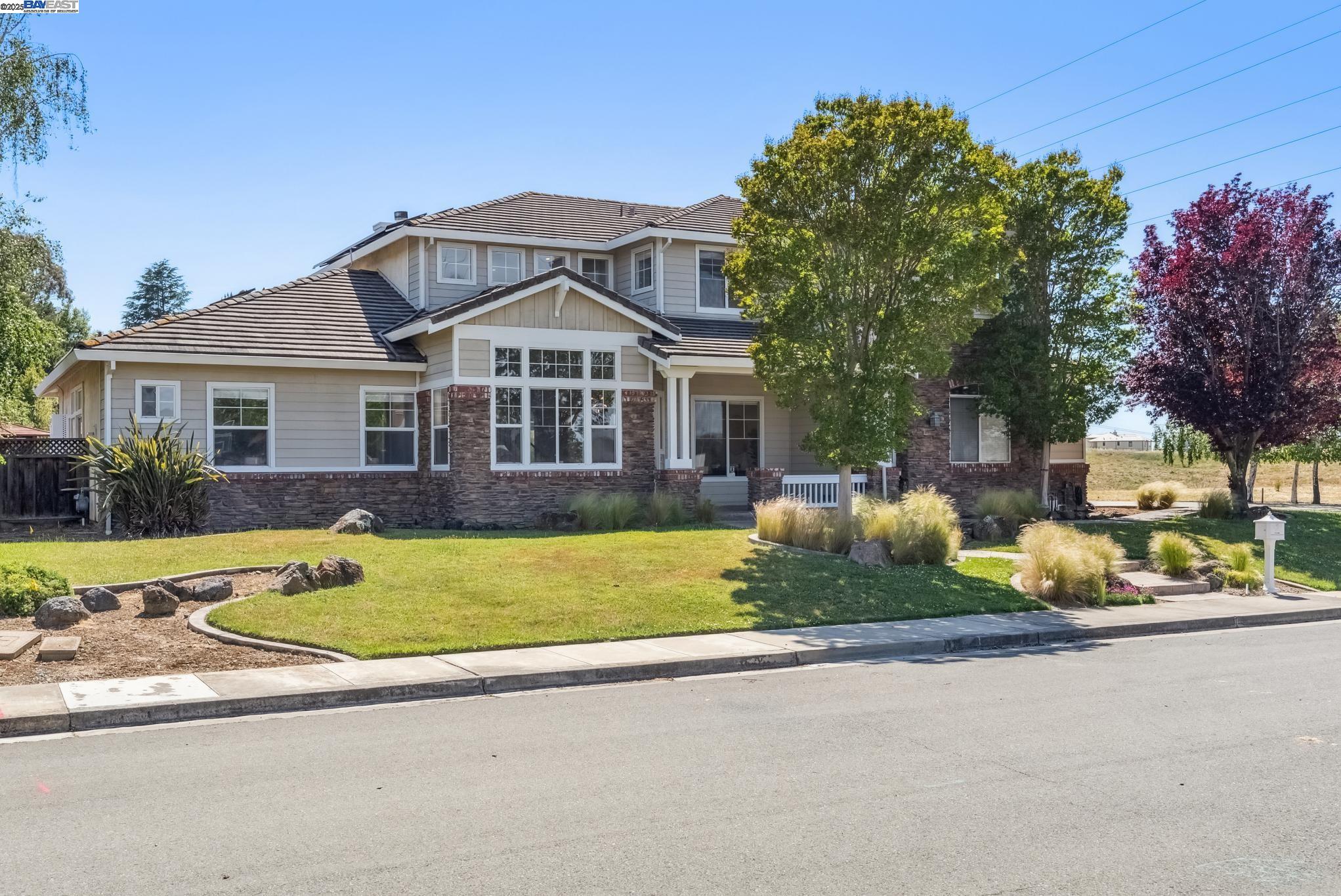 Detail Gallery Image 2 of 60 For 3879 Blackstone Ct, Castro Valley,  CA 94542 - 6 Beds | 4/1 Baths