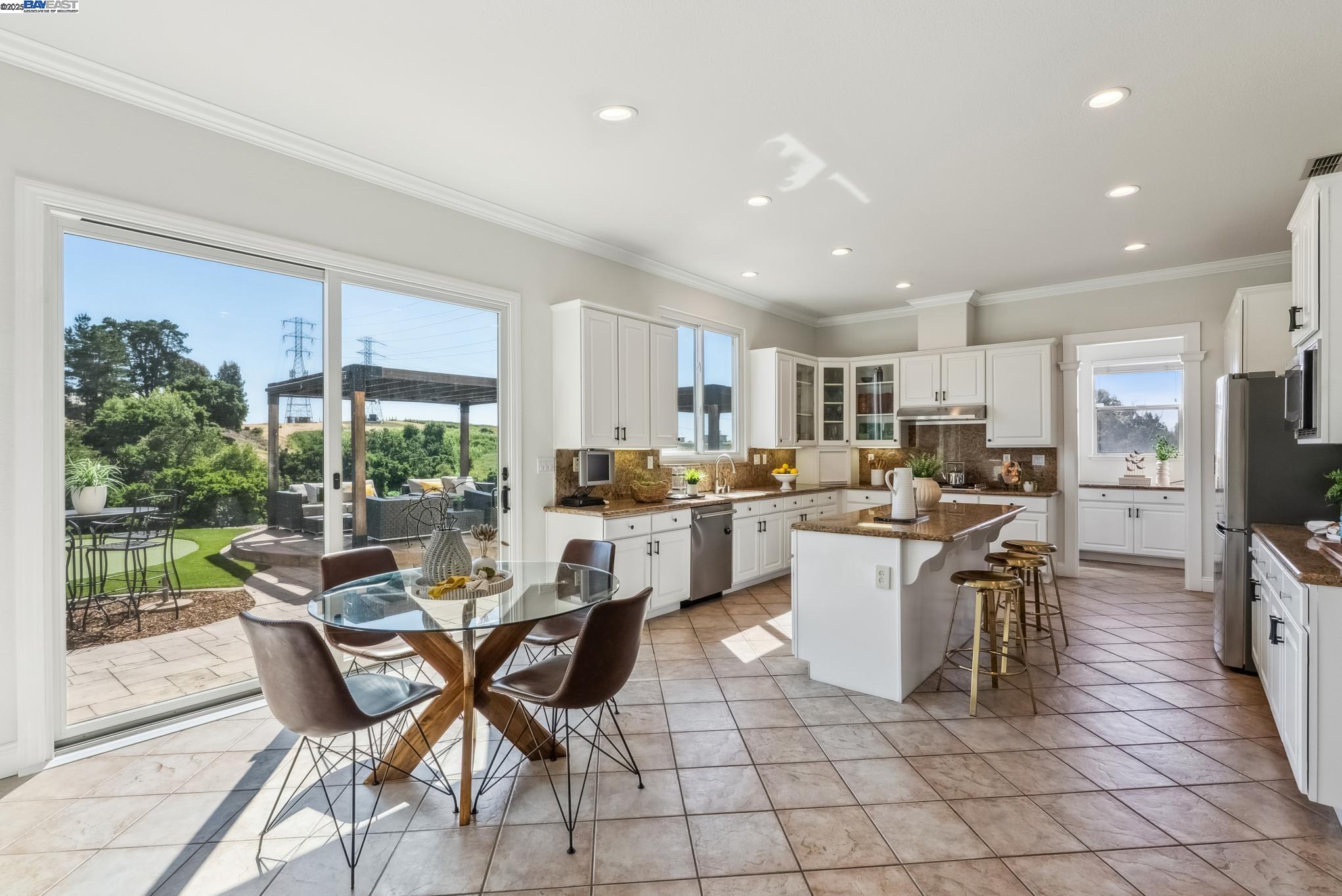 Detail Gallery Image 11 of 60 For 3879 Blackstone Ct, Castro Valley,  CA 94542 - 6 Beds | 4/1 Baths