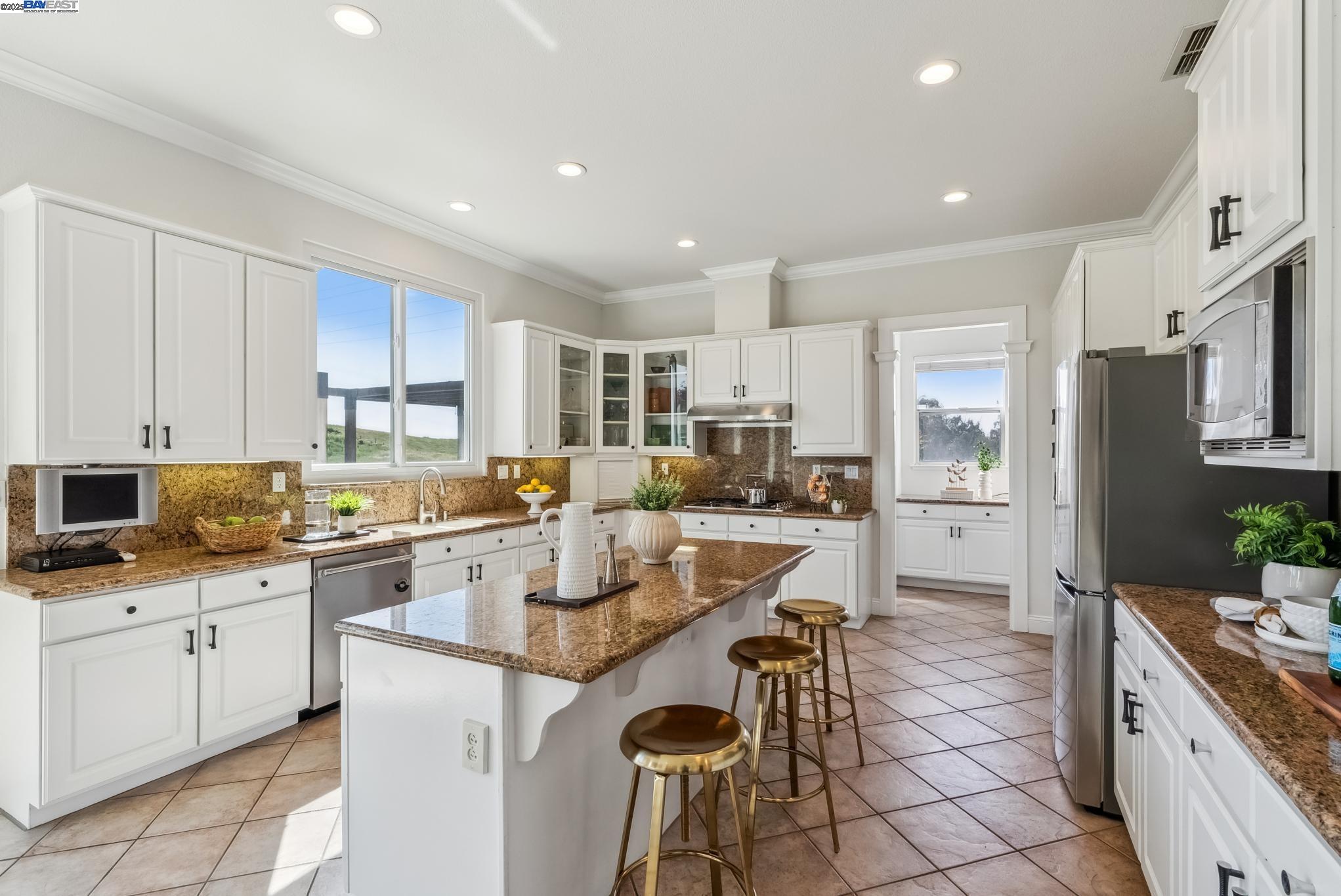 Detail Gallery Image 13 of 60 For 3879 Blackstone Ct, Castro Valley,  CA 94542 - 6 Beds | 4/1 Baths