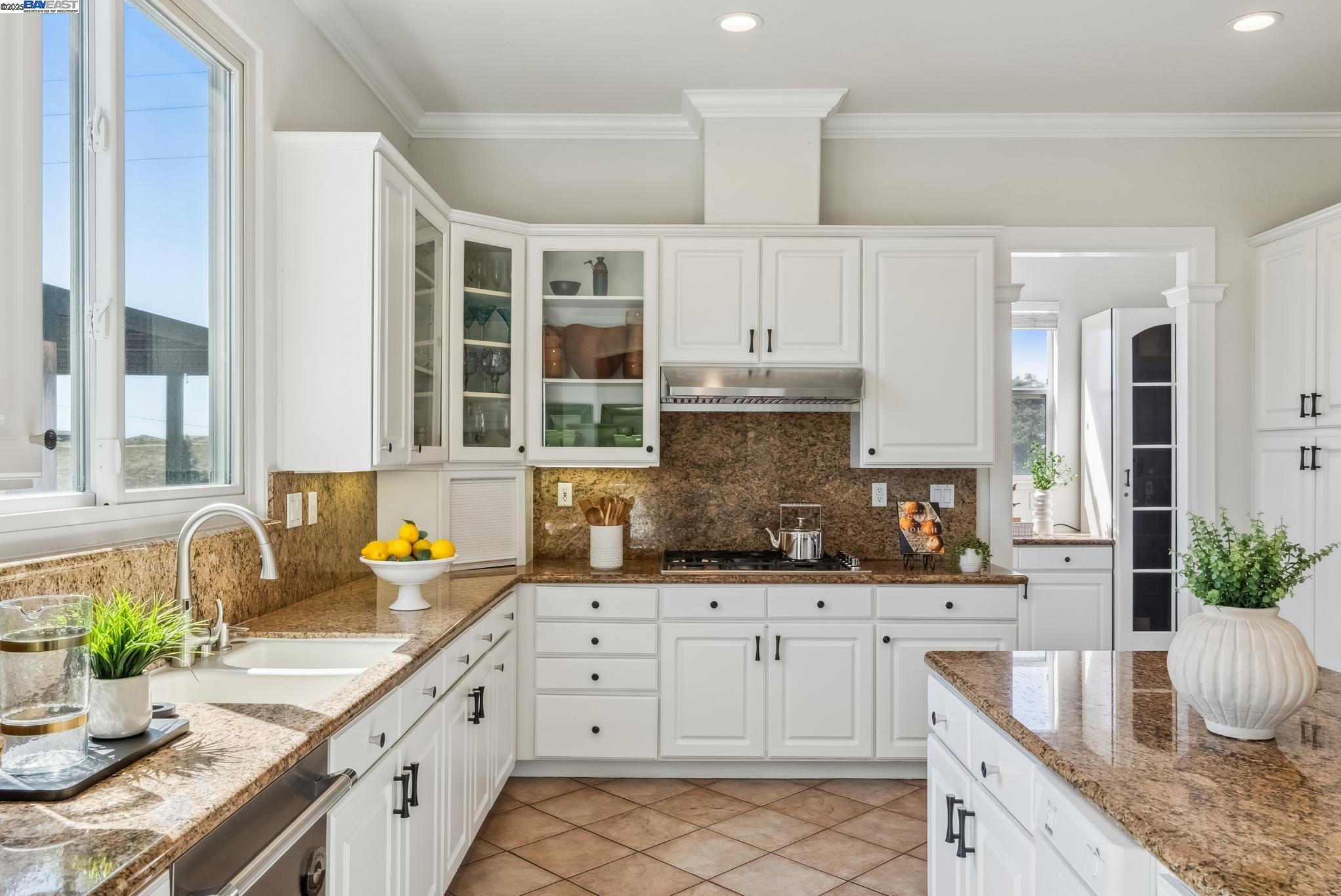 Detail Gallery Image 14 of 60 For 3879 Blackstone Ct, Castro Valley,  CA 94542 - 6 Beds | 4/1 Baths