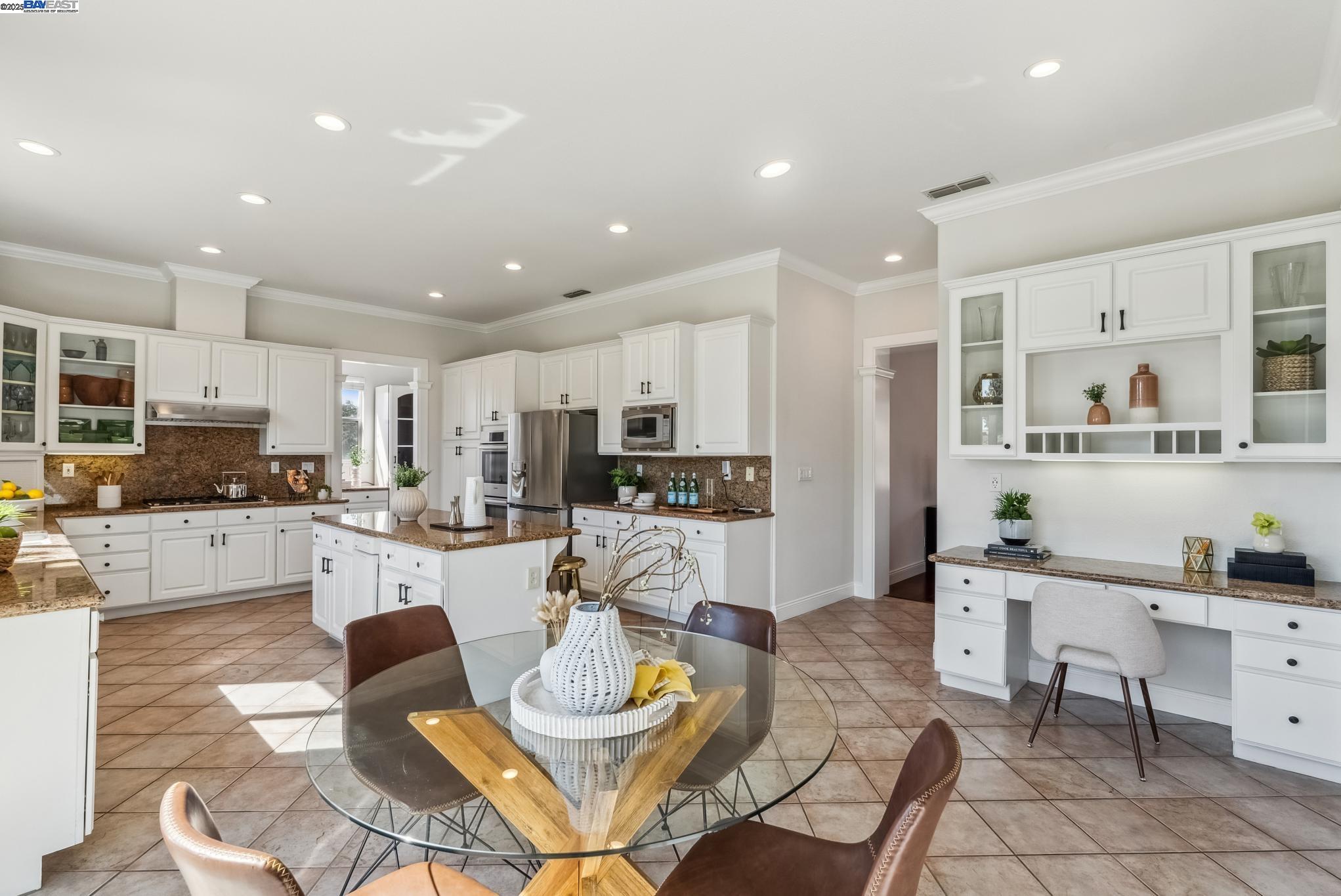 Detail Gallery Image 20 of 60 For 3879 Blackstone Ct, Castro Valley,  CA 94542 - 6 Beds | 4/1 Baths