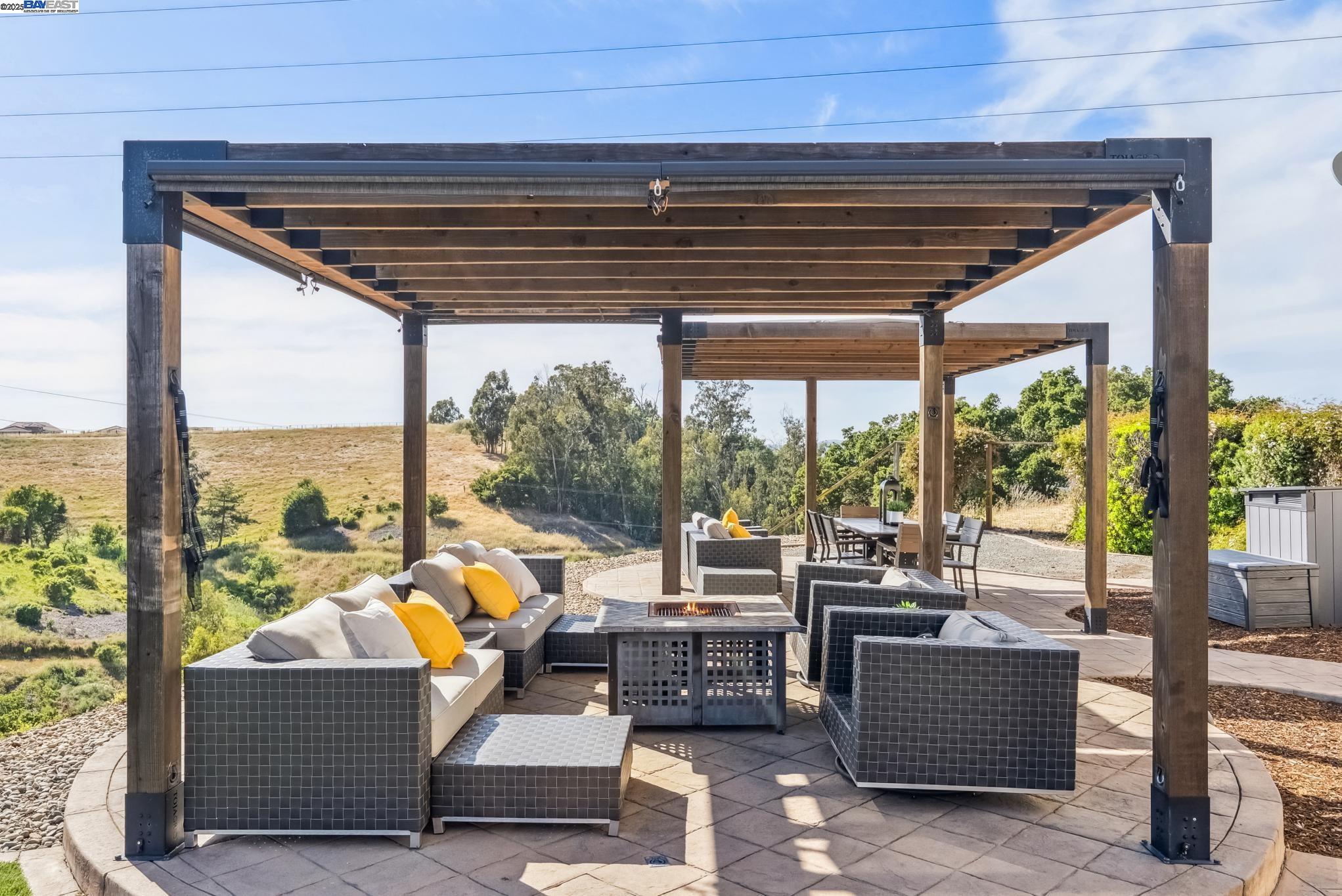 Detail Gallery Image 47 of 60 For 3879 Blackstone Ct, Castro Valley,  CA 94542 - 6 Beds | 4/1 Baths