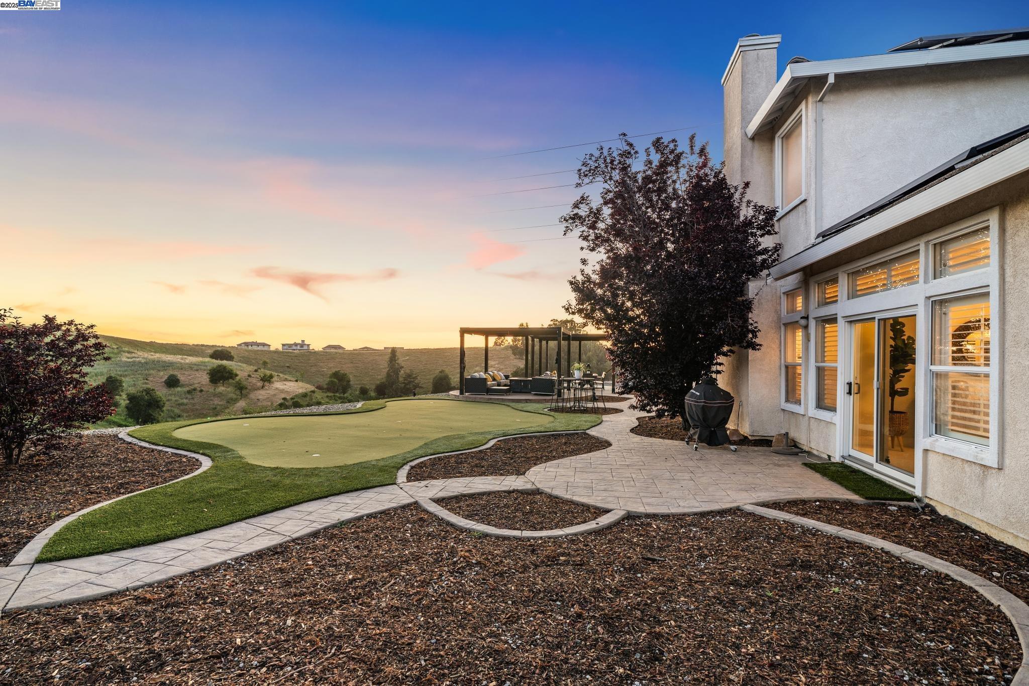 Detail Gallery Image 53 of 60 For 3879 Blackstone Ct, Castro Valley,  CA 94542 - 6 Beds | 4/1 Baths