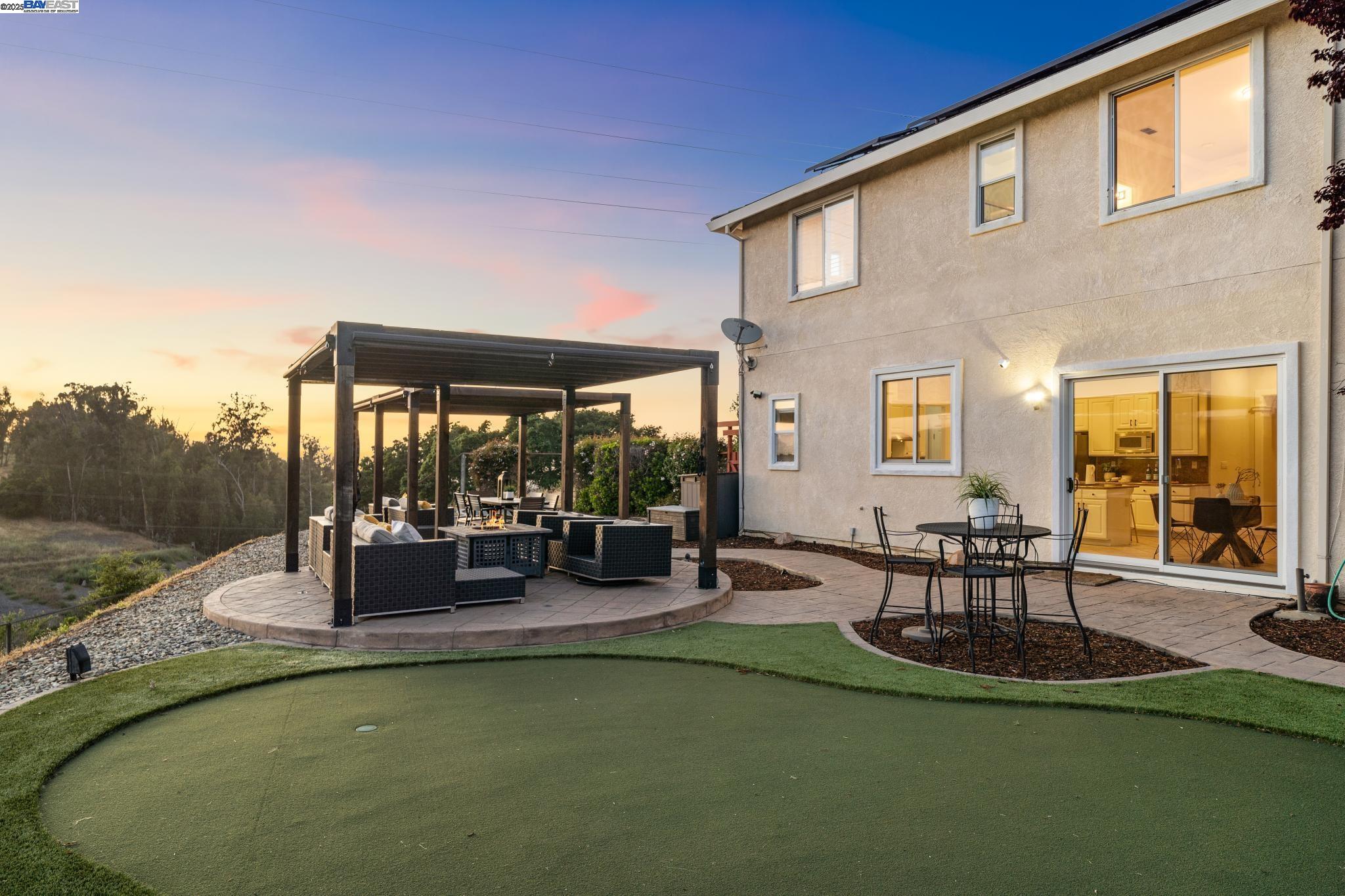 Detail Gallery Image 55 of 60 For 3879 Blackstone Ct, Castro Valley,  CA 94542 - 6 Beds | 4/1 Baths