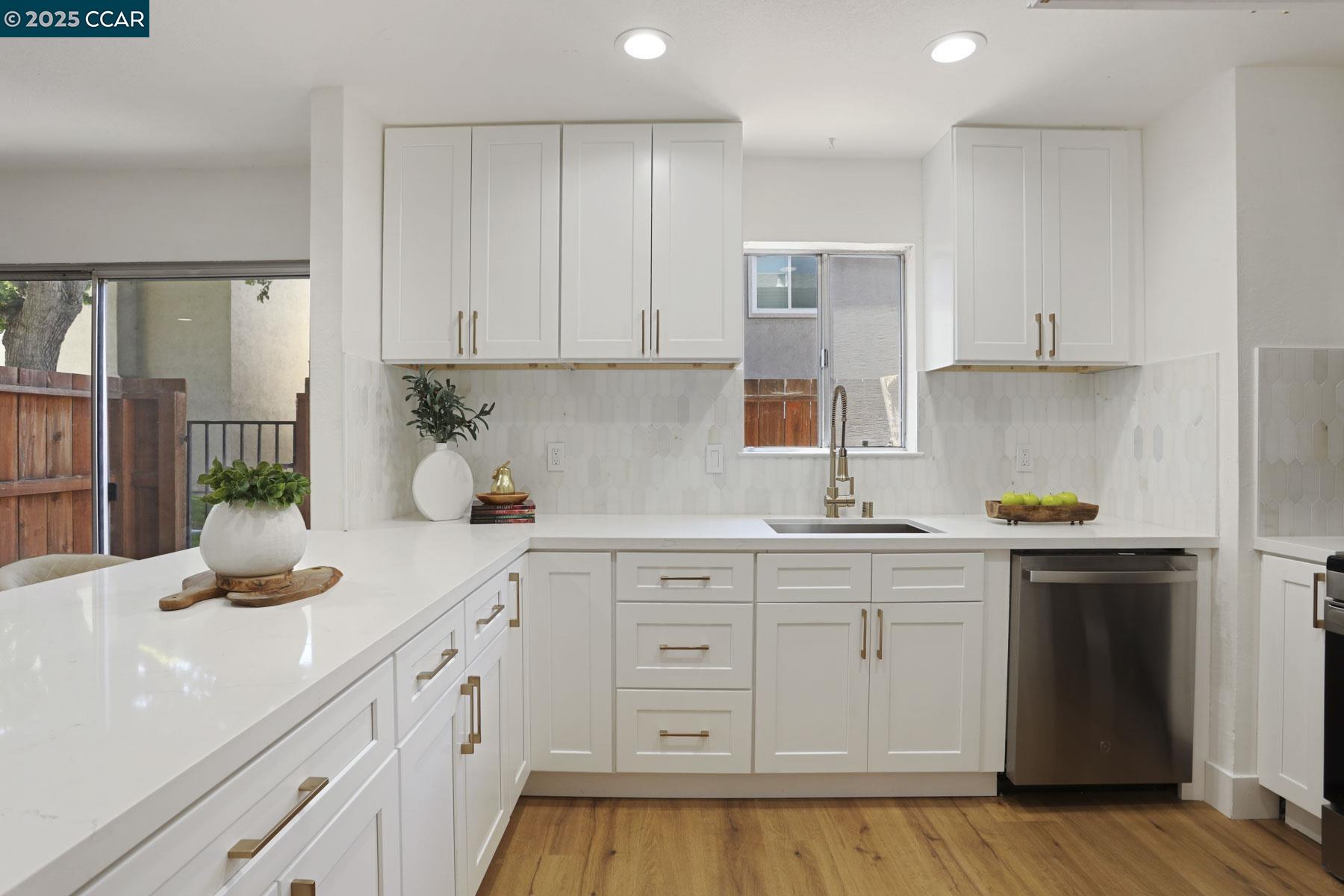 Photo #5: 41102058 Listing 