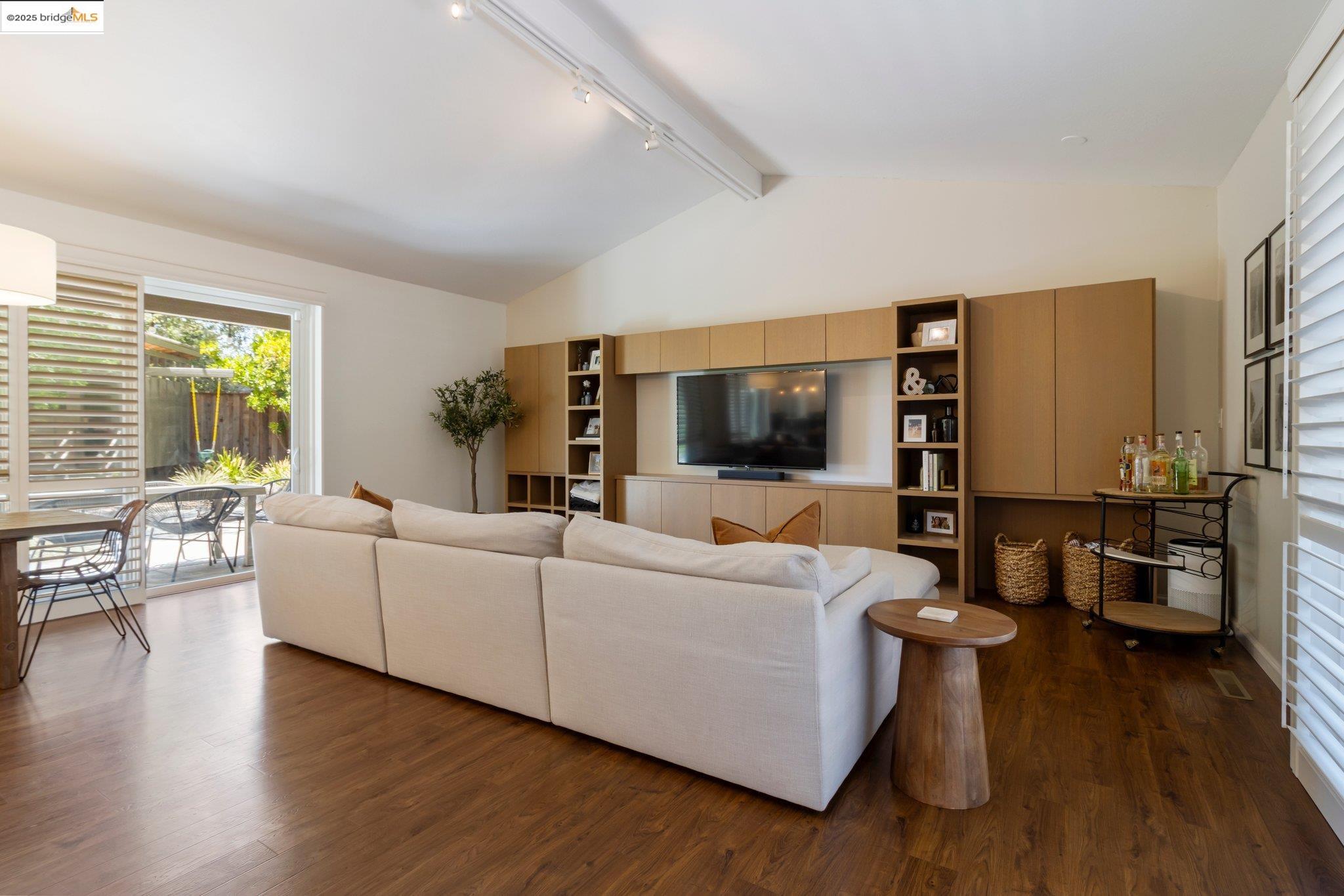Detail Gallery Image 4 of 48 For 2041 Hidden Valley Dr, Santa Rosa,  CA 95404 - 3 Beds | 2 Baths