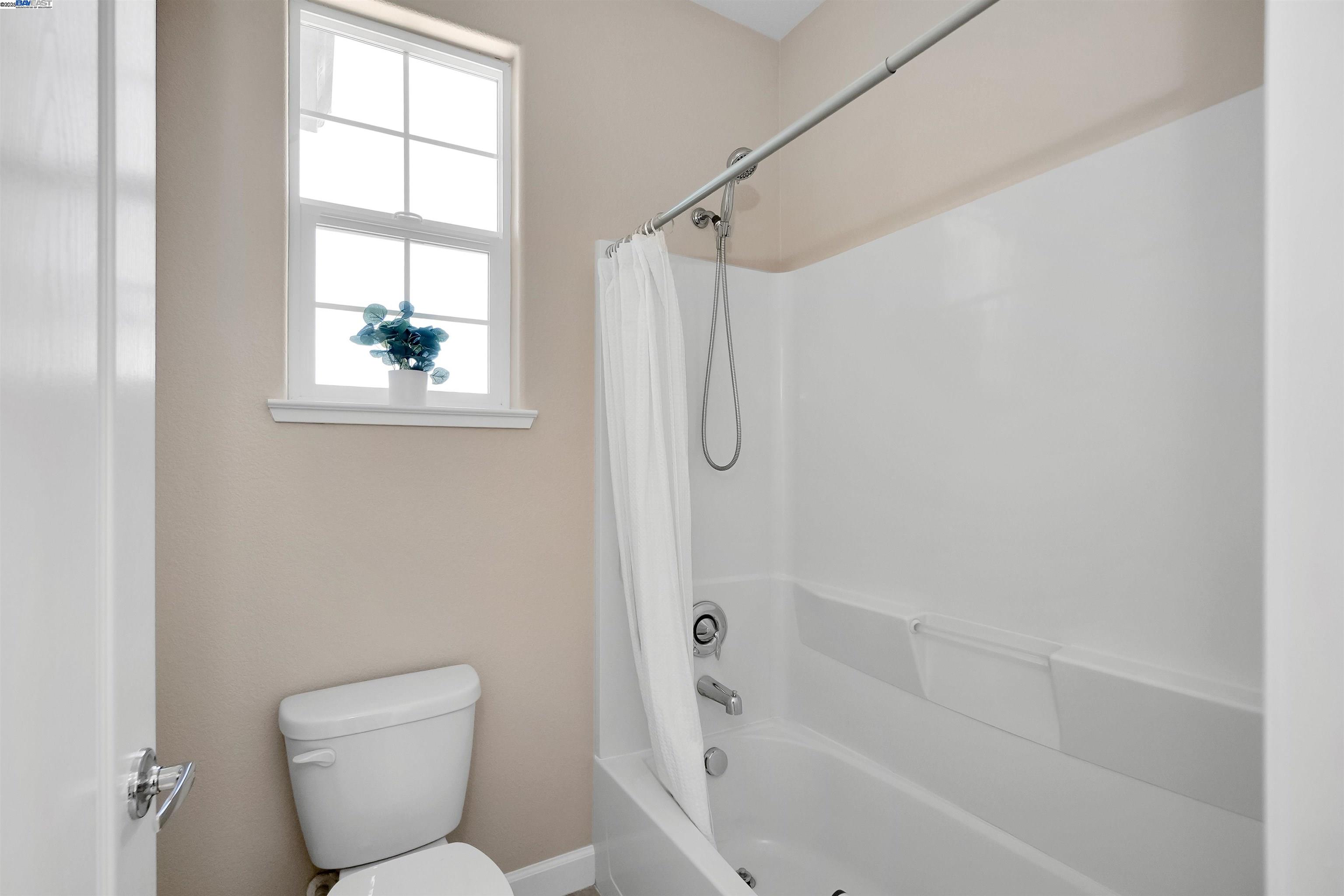 1572 Glenn St, Hayward, California 94545, 4 Bedrooms Bedrooms, 6 Rooms Rooms,3 BathroomsBathrooms,Residential,For Sale,1572 Glenn St,41102077
