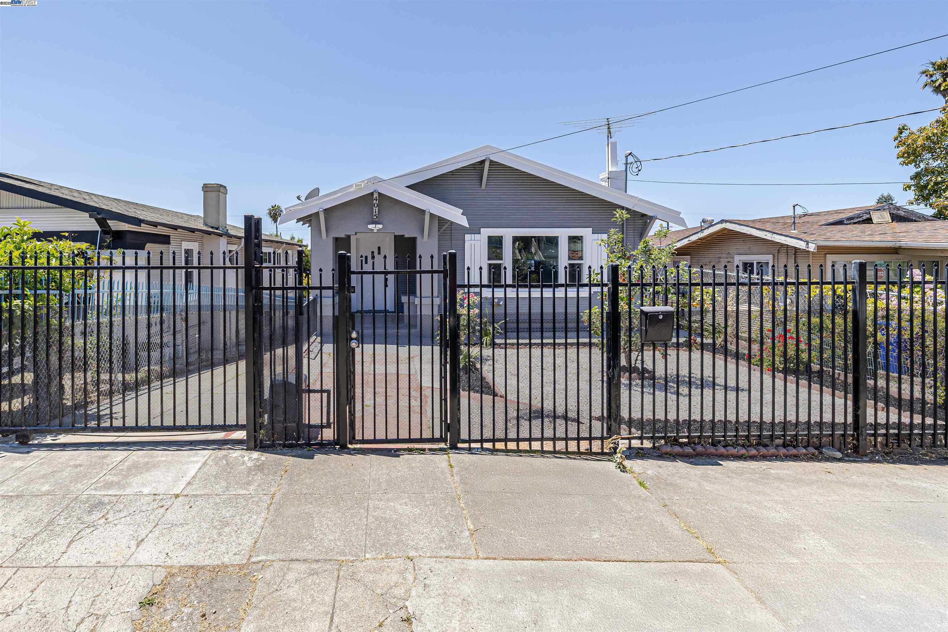 Detail Gallery Image 1 of 1 For 4015 San Juan St, Oakland,  CA 94601-4228 - 2 Beds | 1 Baths