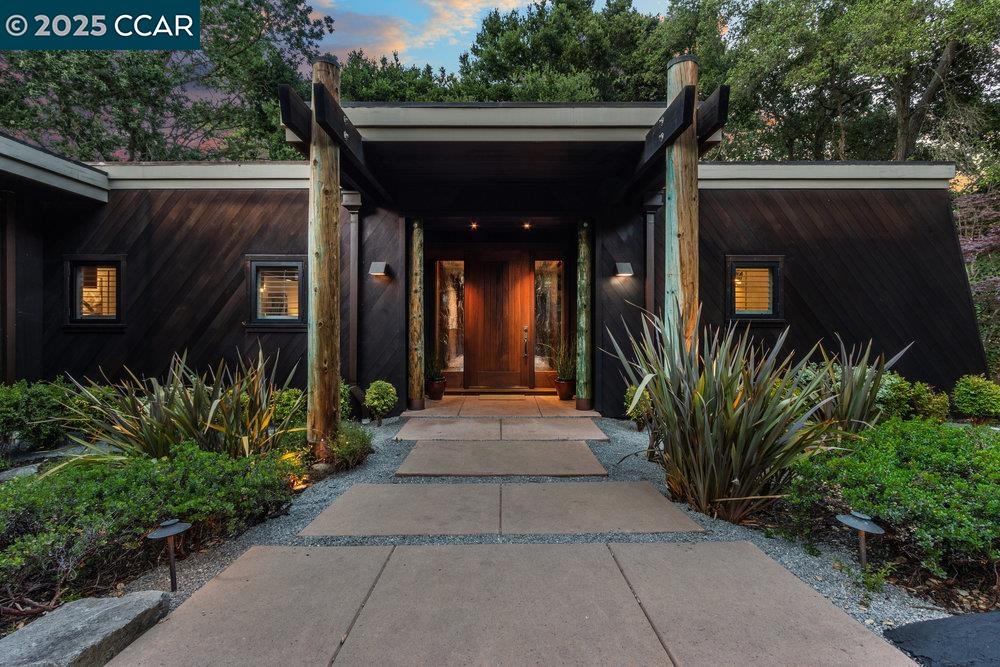 Detail Gallery Image 2 of 59 For 39 El Toyonal, Orinda,  CA 94563 - 5 Beds | 4 Baths
