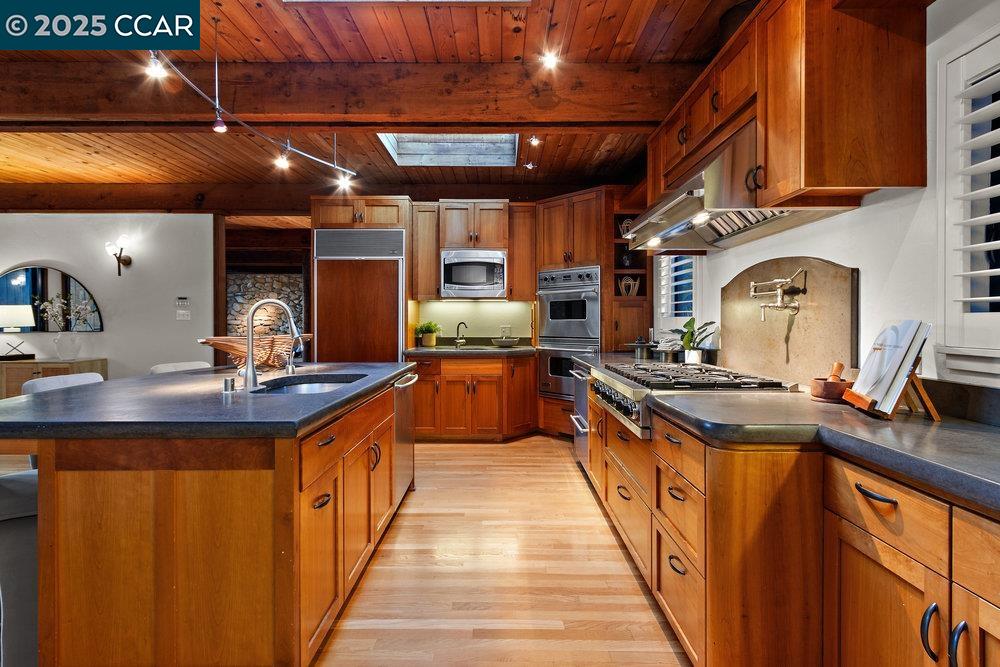 Detail Gallery Image 13 of 59 For 39 El Toyonal, Orinda,  CA 94563 - 5 Beds | 4 Baths