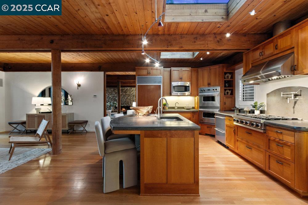 Detail Gallery Image 15 of 59 For 39 El Toyonal, Orinda,  CA 94563 - 5 Beds | 4 Baths