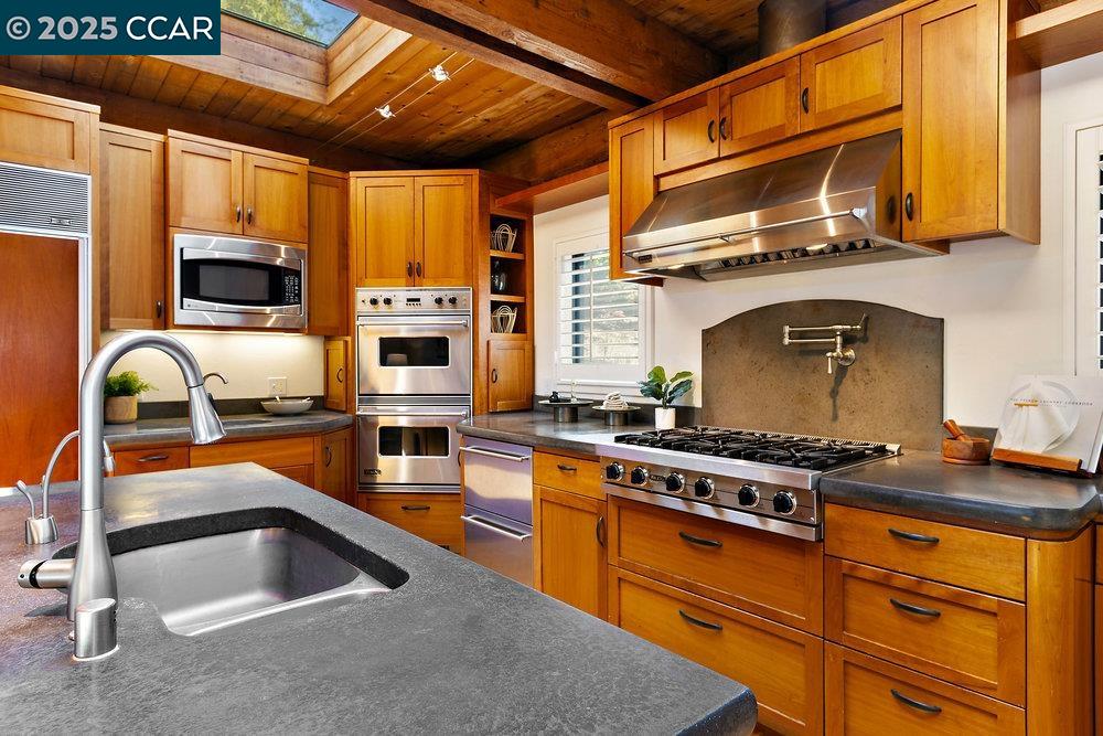 Detail Gallery Image 18 of 59 For 39 El Toyonal, Orinda,  CA 94563 - 5 Beds | 4 Baths