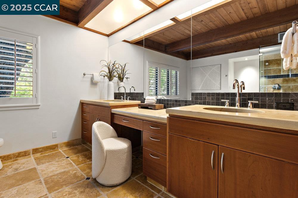 Detail Gallery Image 28 of 59 For 39 El Toyonal, Orinda,  CA 94563 - 5 Beds | 4 Baths
