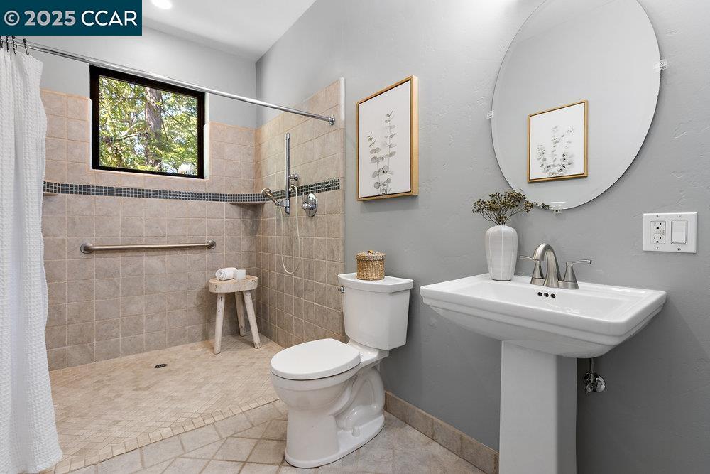 Detail Gallery Image 35 of 59 For 39 El Toyonal, Orinda,  CA 94563 - 5 Beds | 4 Baths