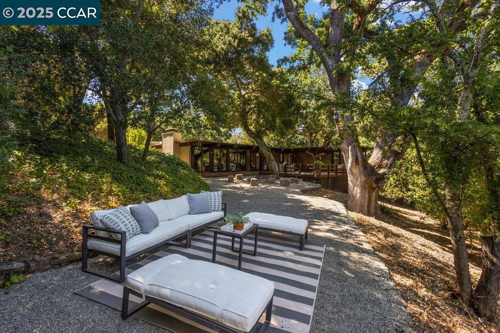 Detail Gallery Image 40 of 59 For 39 El Toyonal, Orinda,  CA 94563 - 5 Beds | 4 Baths