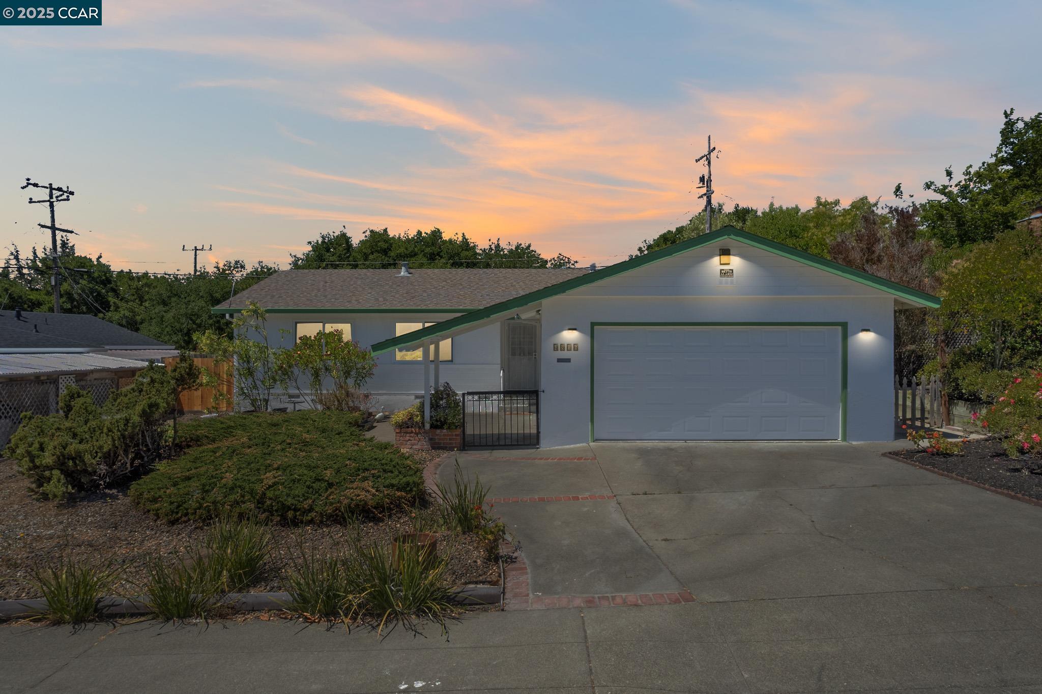 Detail Gallery Image 2 of 42 For 4816 Meadowbrook Dr, Richmond,  CA 94803 - 4 Beds | 2 Baths