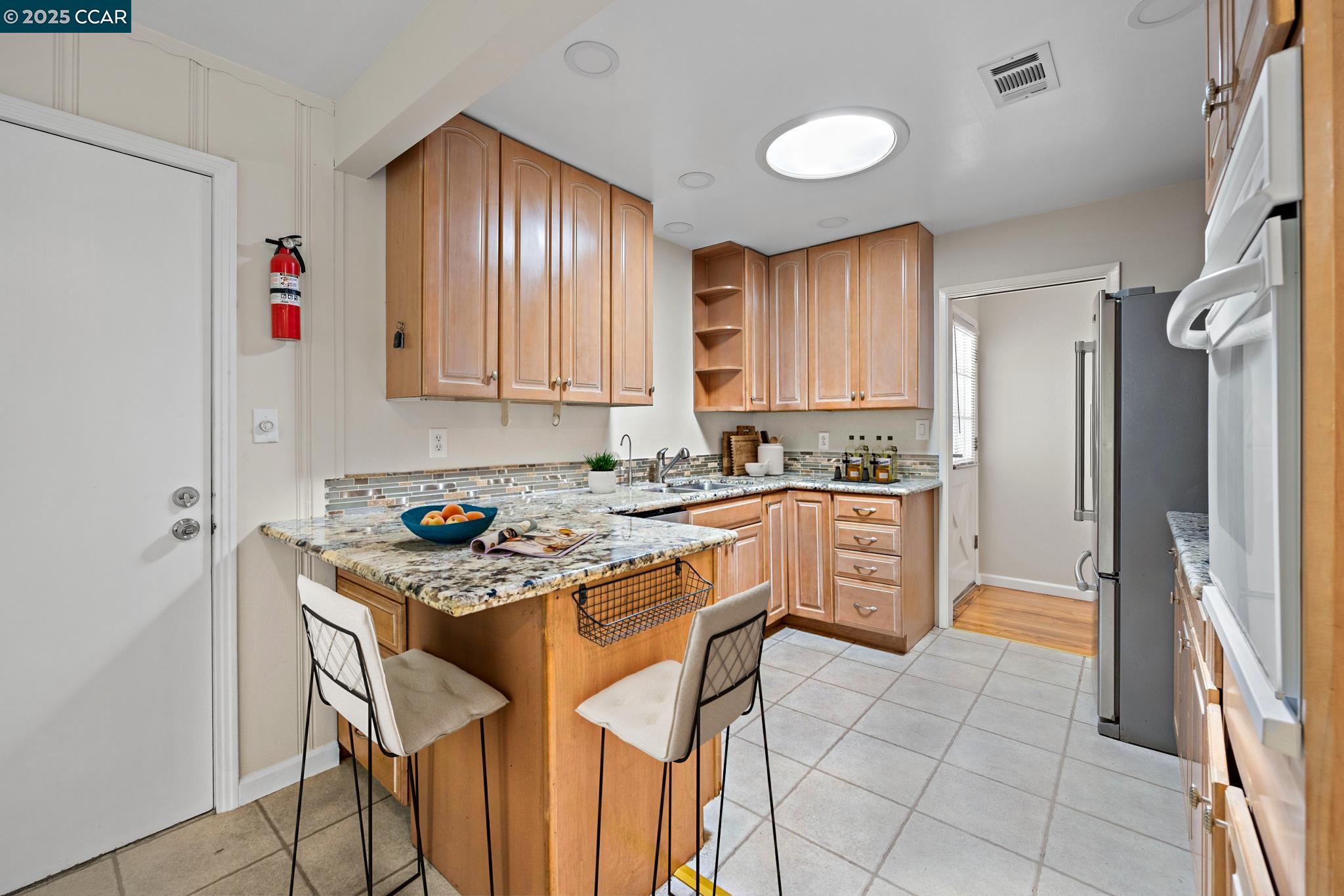 Detail Gallery Image 4 of 42 For 4816 Meadowbrook Dr, Richmond,  CA 94803 - 4 Beds | 2 Baths