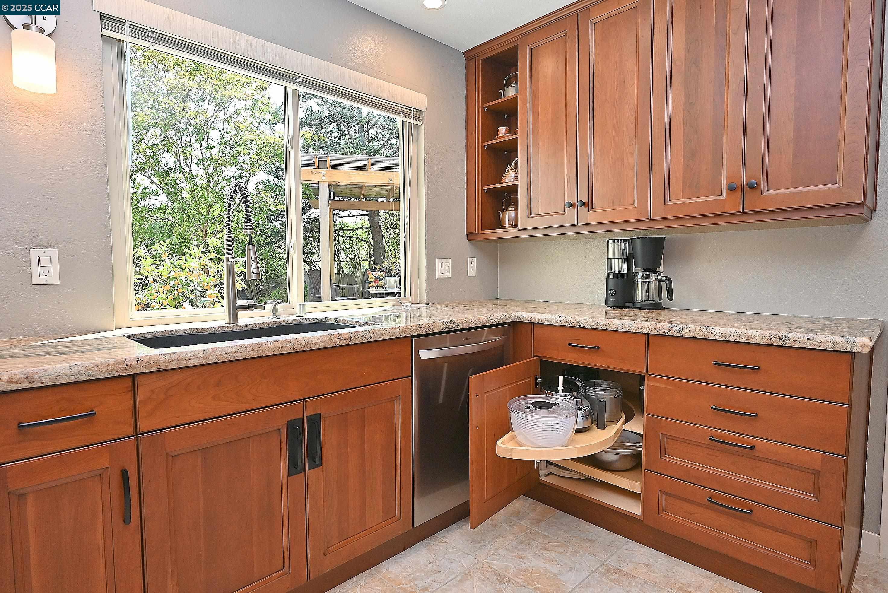Detail Gallery Image 14 of 55 For 594 Morning Glory Dr, Benicia,  CA 94510 - 4 Beds | 2/1 Baths