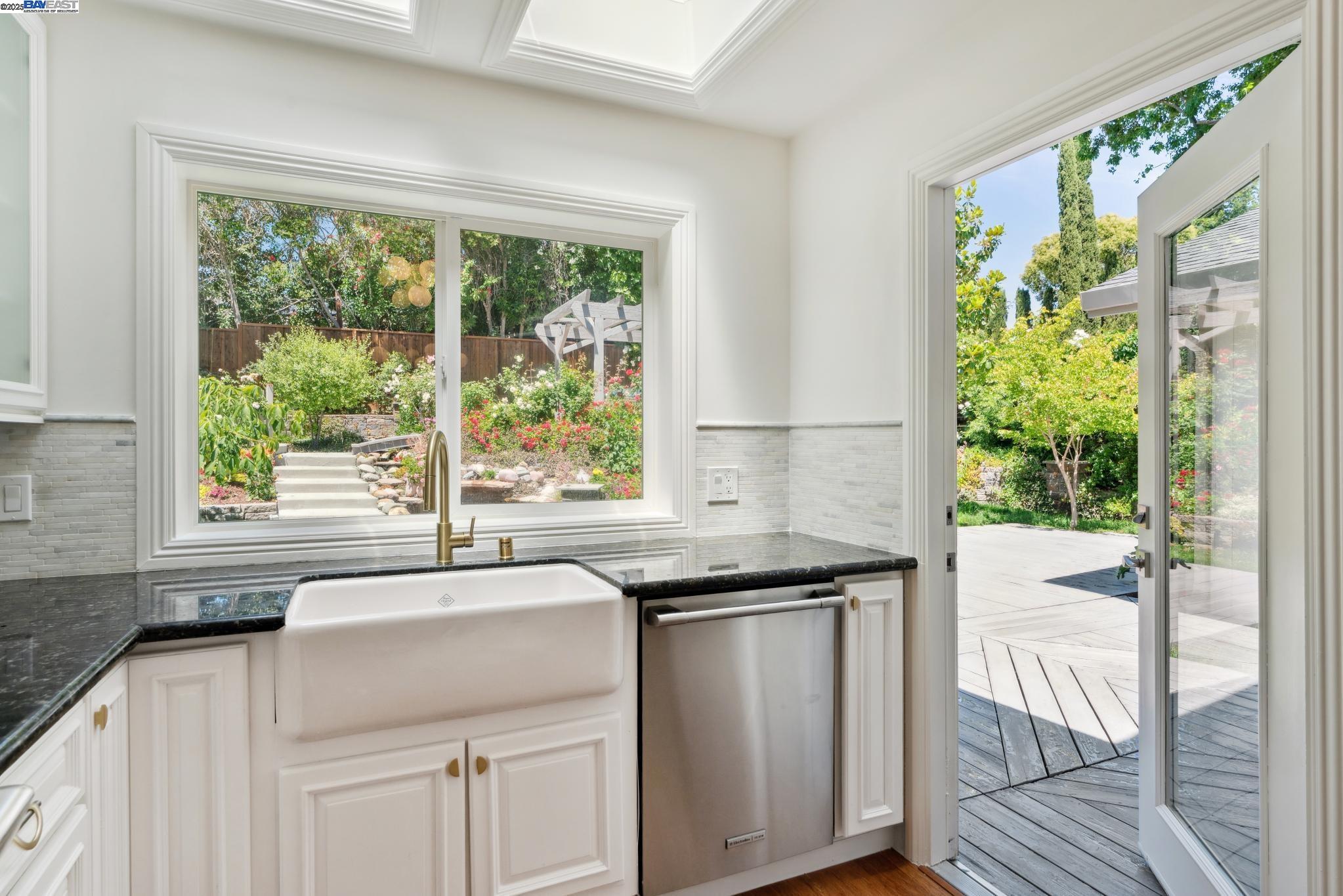 Detail Gallery Image 21 of 53 For 2643 Buena Vista Ave, Walnut Creek,  CA 94597 - 4 Beds | 4/1 Baths
