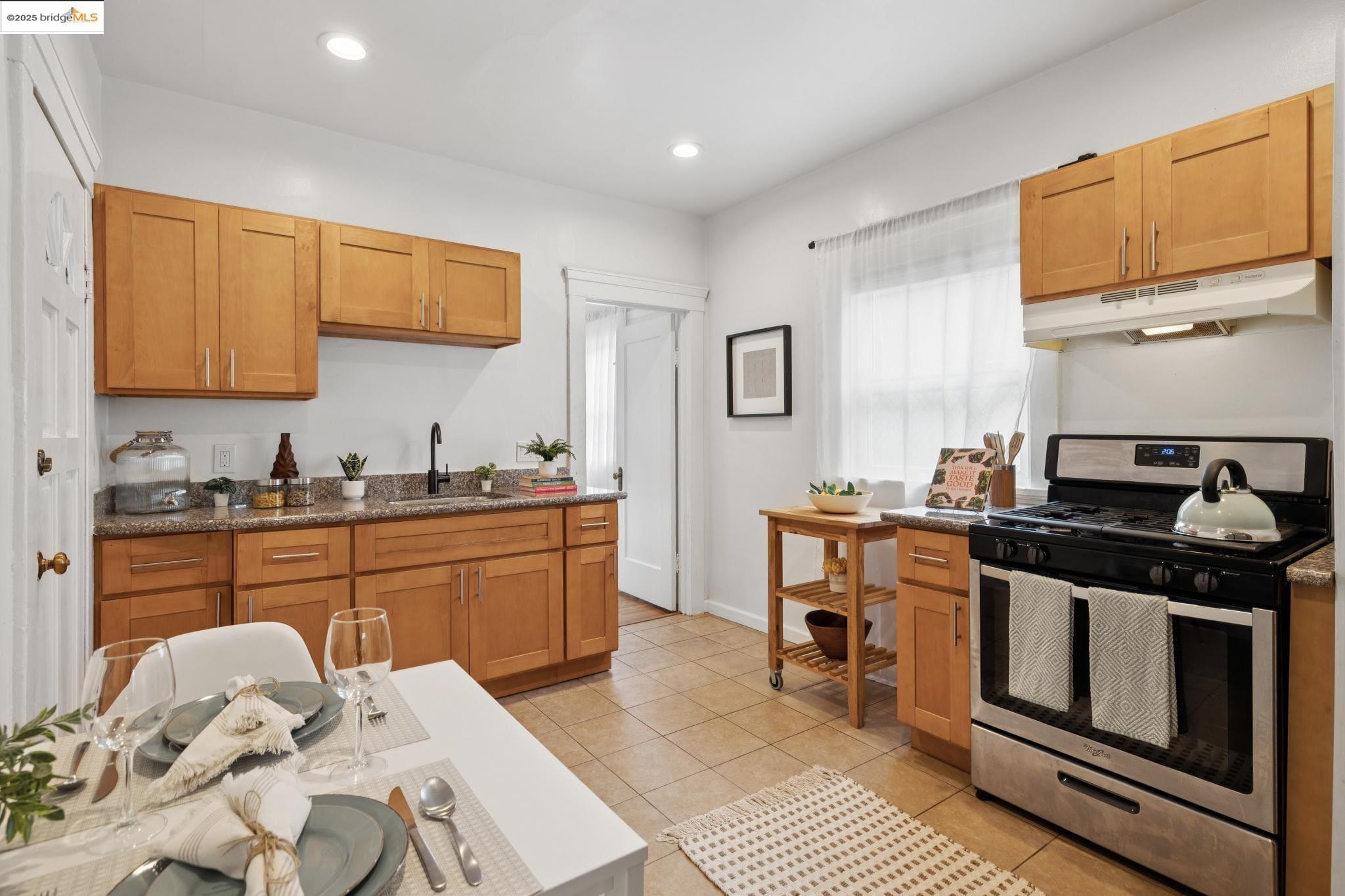 Detail Gallery Image 17 of 35 For 747 55th St, Oakland,  CA 94609 - – Beds | – Baths