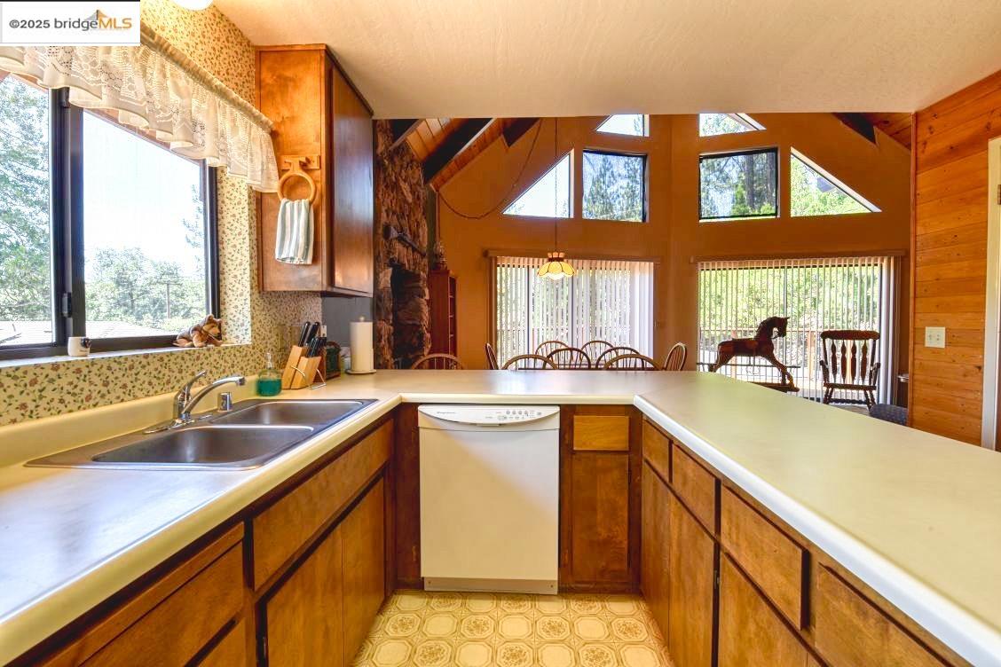 Detail Gallery Image 9 of 28 For 20830 Point View Dr, Groveland,  CA 95321 - 3 Beds | 2/1 Baths