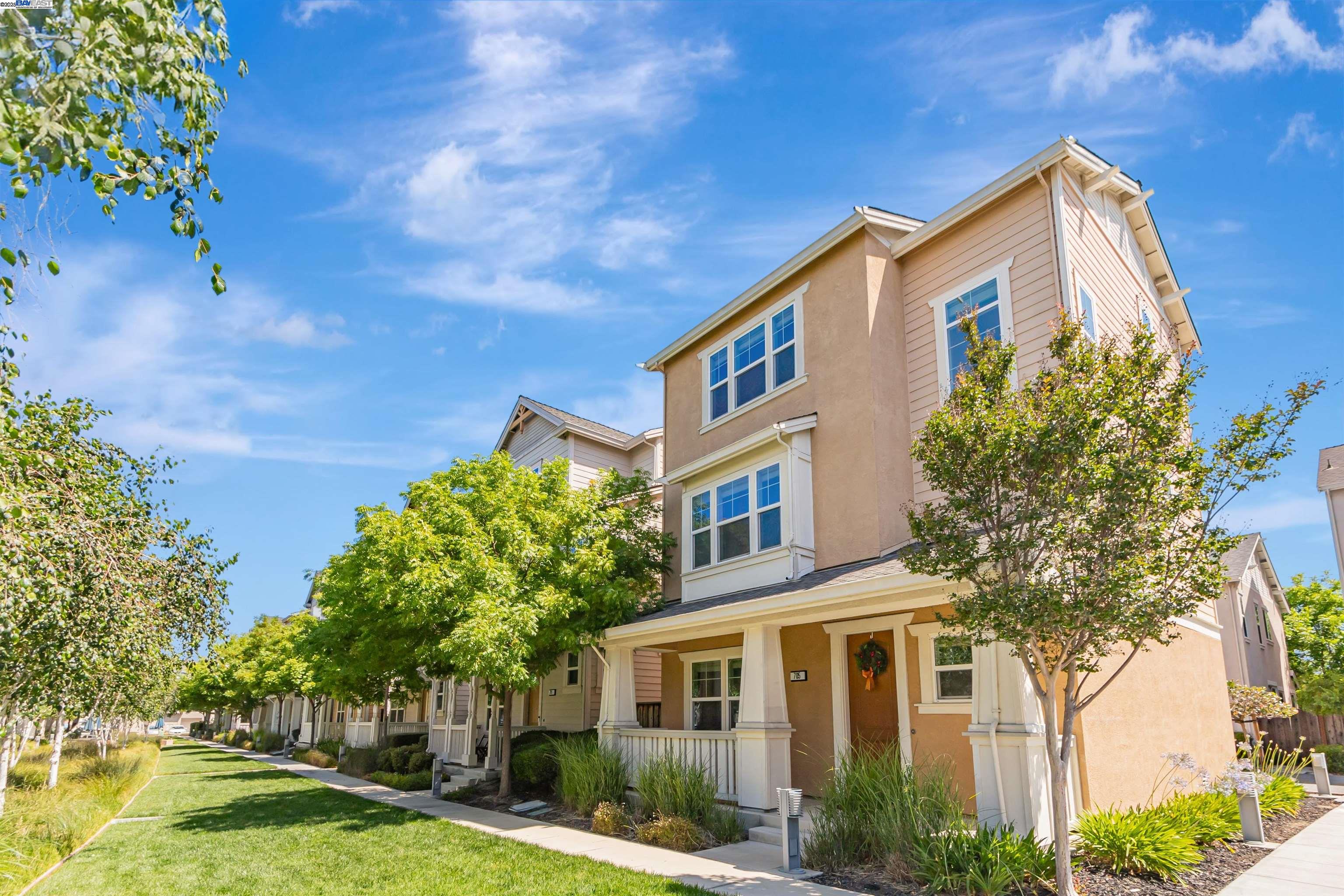 Detail Gallery Image 3 of 34 For 705 Cannery Pl, San Jose,  CA 95112 - 3 Beds | 3/1 Baths