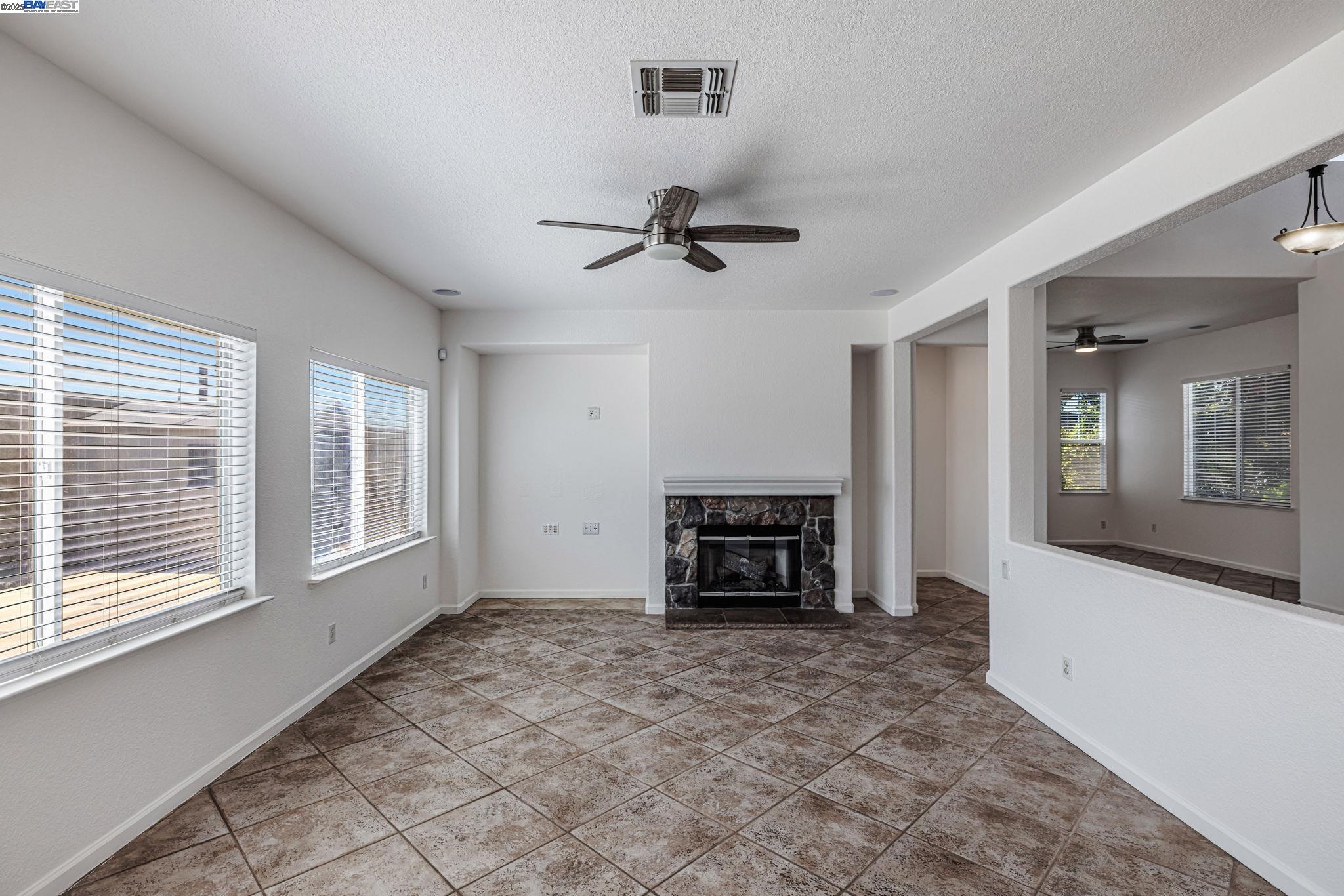 Detail Gallery Image 4 of 12 For 13238 Cedarbrook Way, Lathrop,  CA 95330 - 4 Beds | 3 Baths