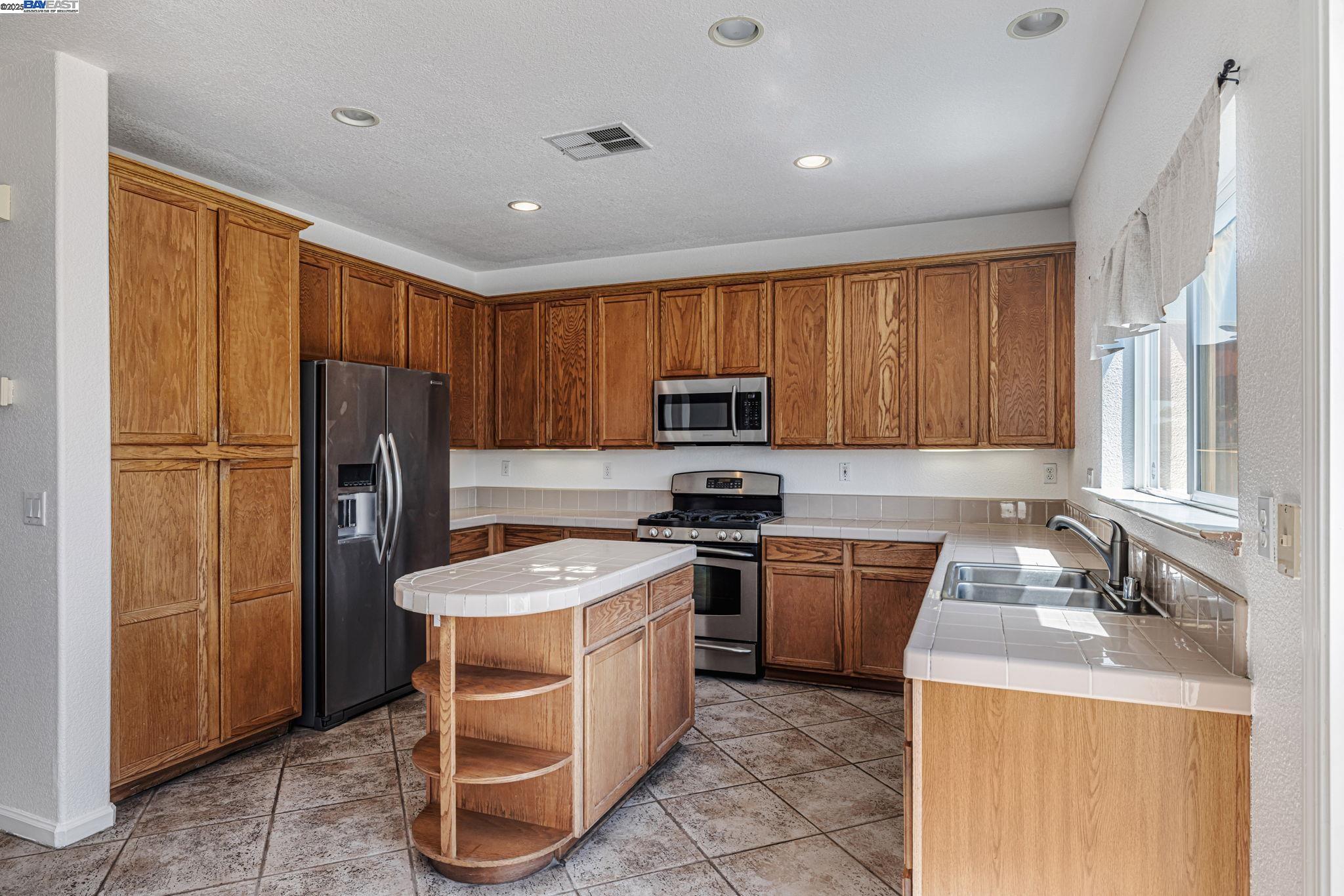 Detail Gallery Image 5 of 12 For 13238 Cedarbrook Way, Lathrop,  CA 95330 - 4 Beds | 3 Baths
