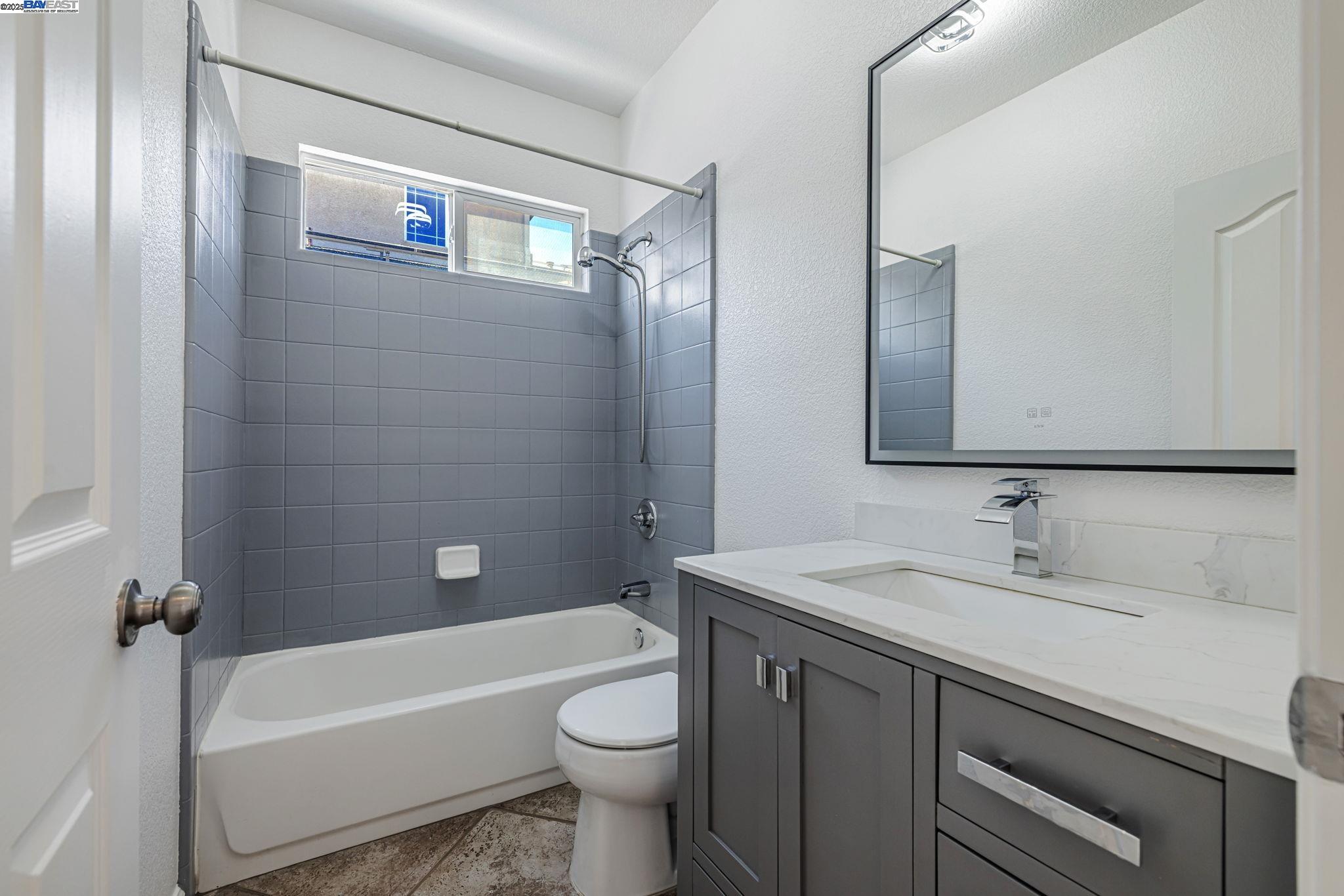 Detail Gallery Image 10 of 12 For 13238 Cedarbrook Way, Lathrop,  CA 95330 - 4 Beds | 3 Baths