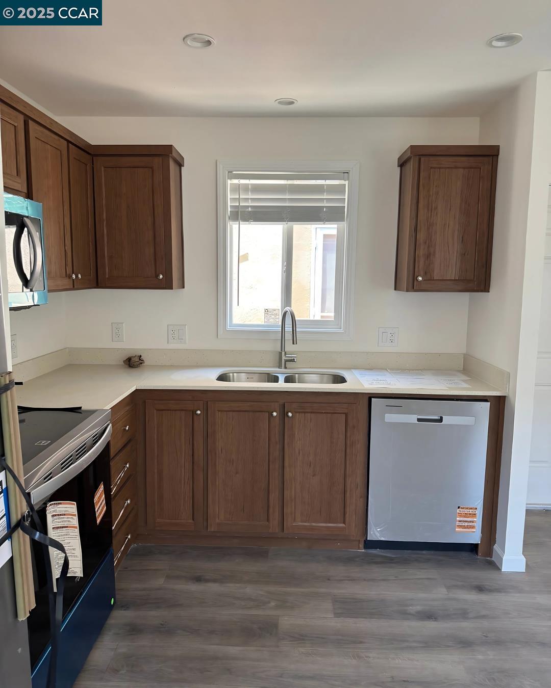 Detail Gallery Image 2 of 12 For 414 N School St, Lodi,  CA 95240 - 3 Beds | 2 Baths