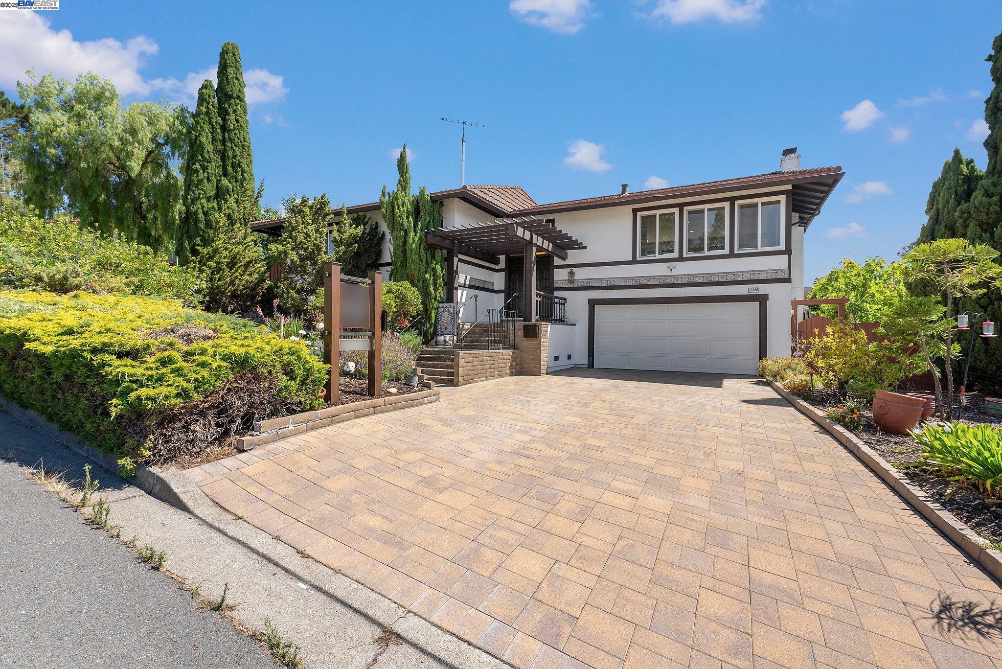 Detail Gallery Image 2 of 60 For 27896 Adobe Ct, Hayward,  CA 94542 - 5 Beds | 3 Baths