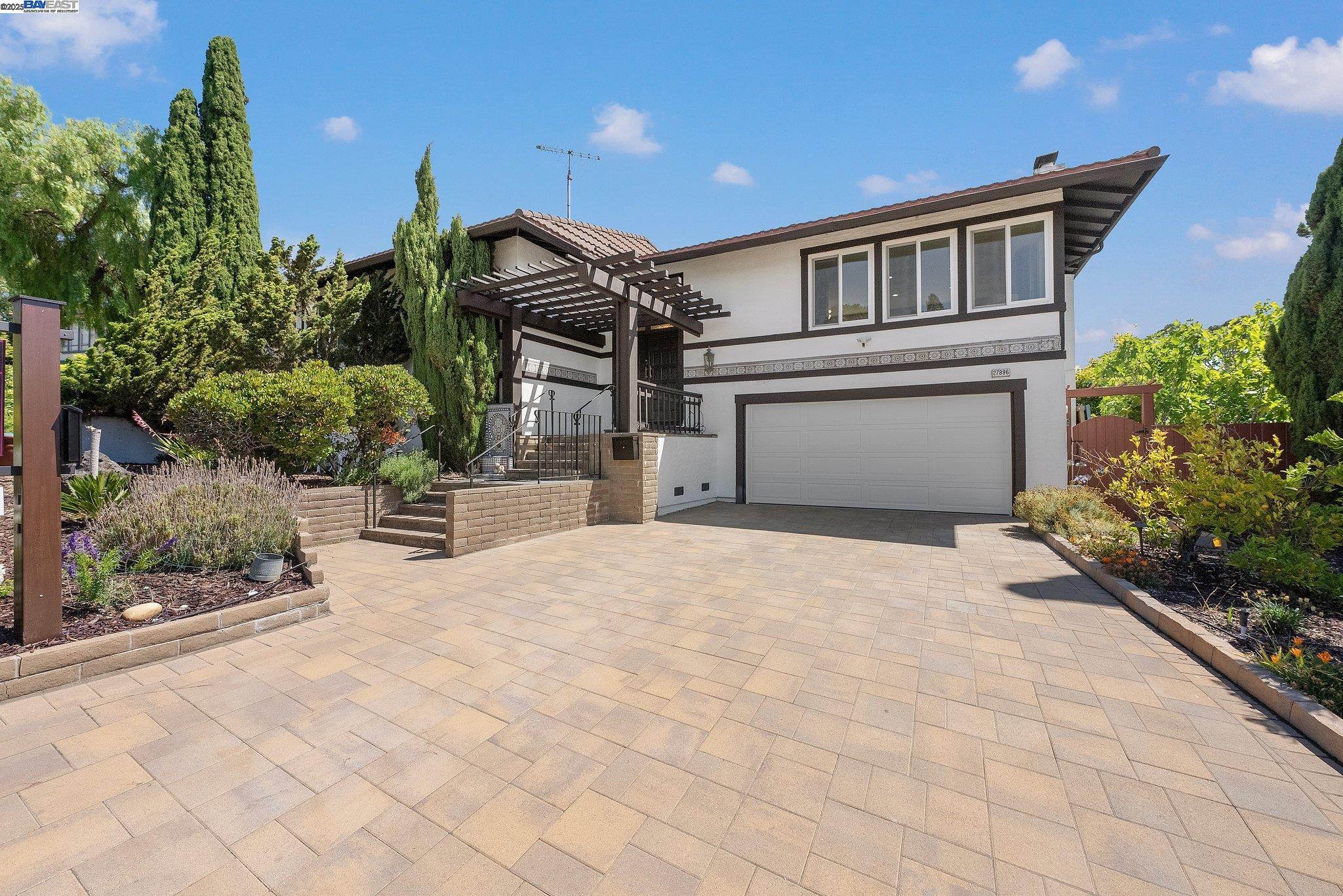 Detail Gallery Image 3 of 60 For 27896 Adobe Ct, Hayward,  CA 94542 - 5 Beds | 3 Baths