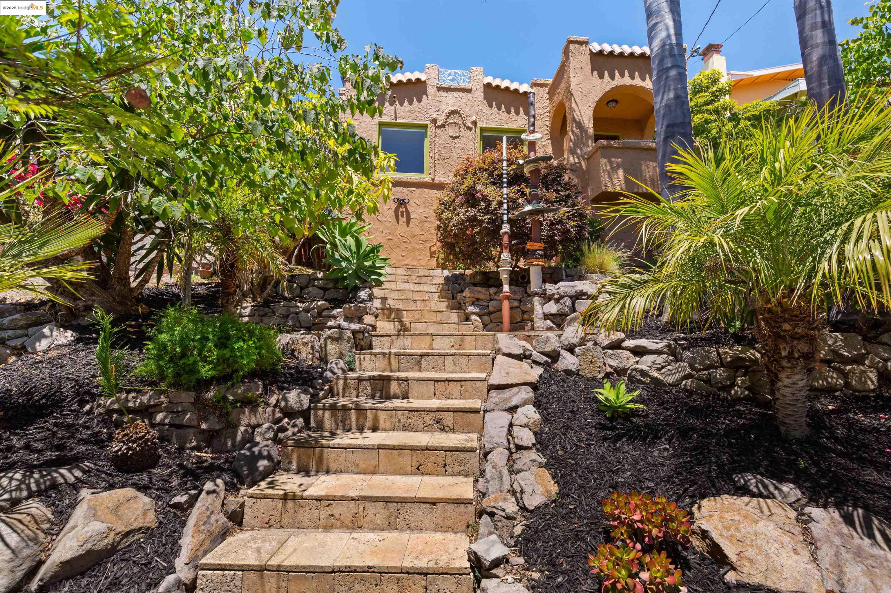 Detail Gallery Image 1 of 1 For 712 Santa Ray Avenue, Oakland,  CA 94610-1723 - 2 Beds | 1 Baths