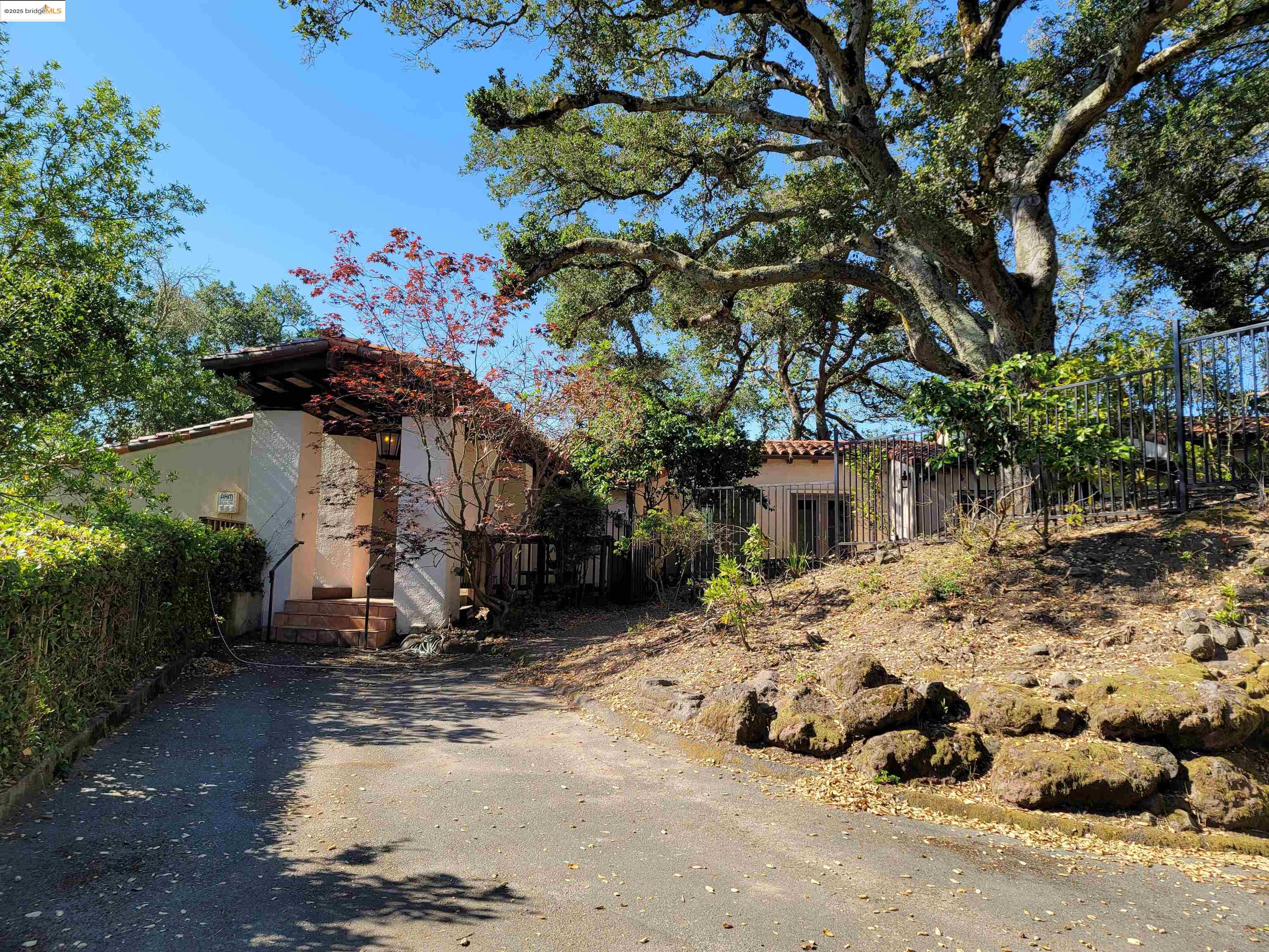 Detail Gallery Image 8 of 59 For 40 Hilldale Ct, Orinda,  CA 94563 - 5 Beds | 4/1 Baths