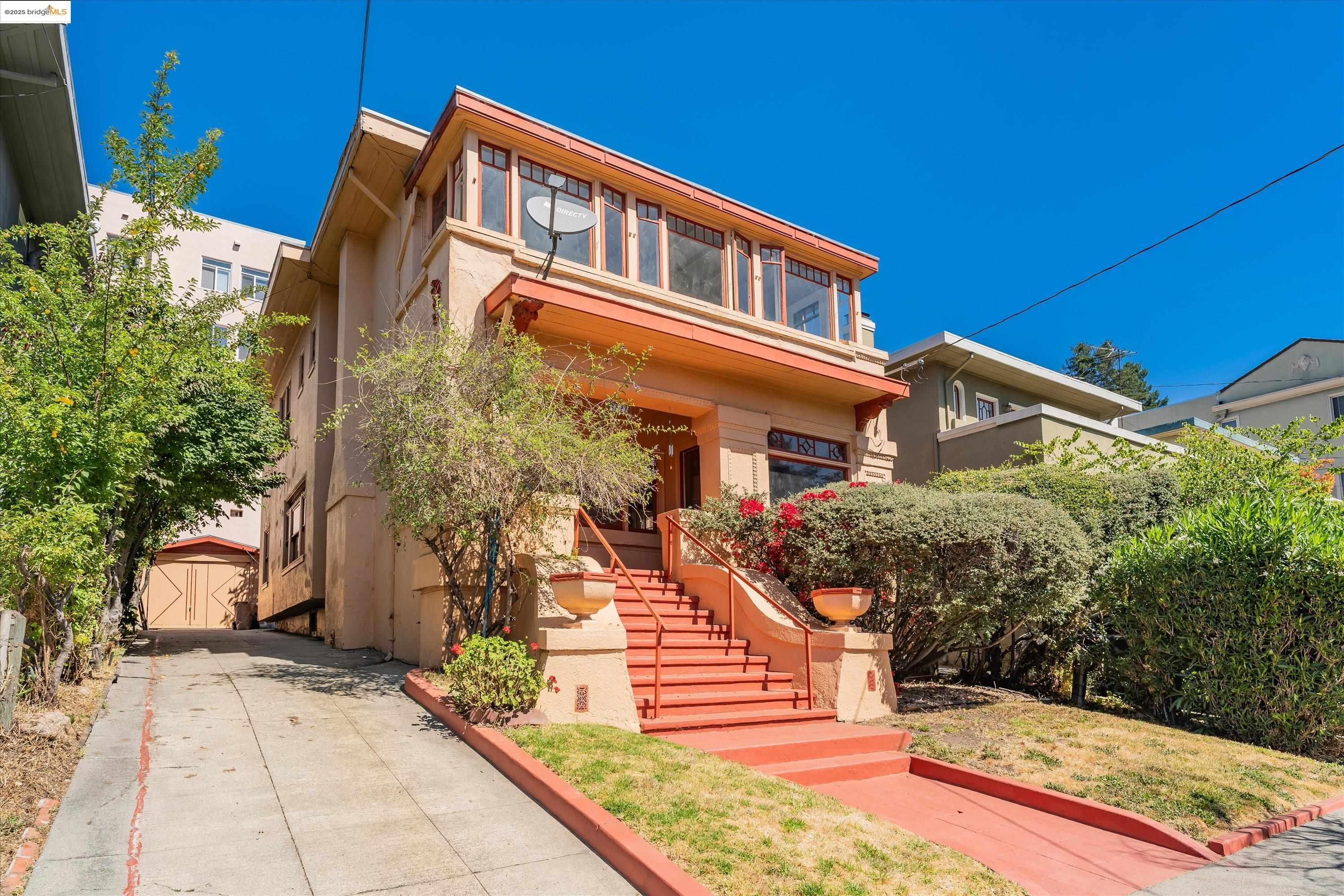 Detail Gallery Image 1 of 1 For 3531 Lakeshore Ave, Oakland,  CA 94610 - 4 Beds | 1/1 Baths