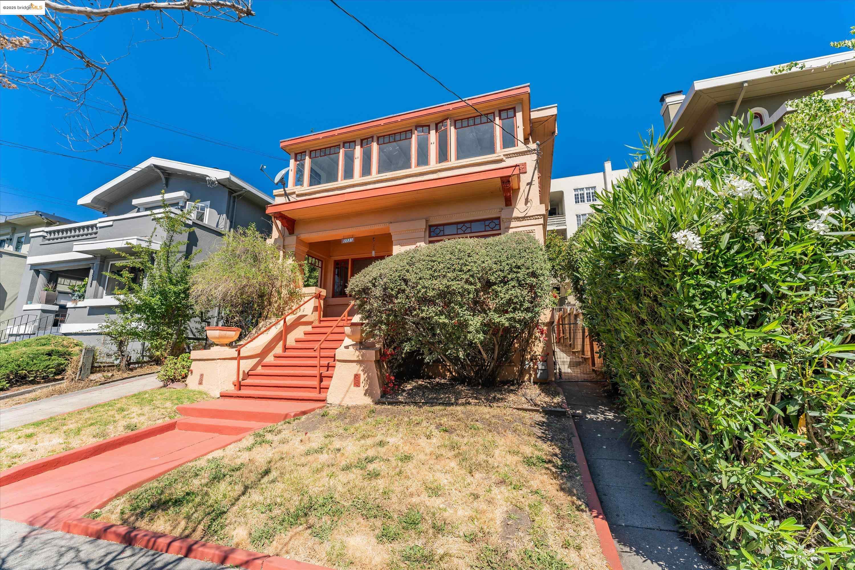 Detail Gallery Image 2 of 47 For 3531 Lakeshore Ave, Oakland,  CA 94610 - 4 Beds | 1/1 Baths
