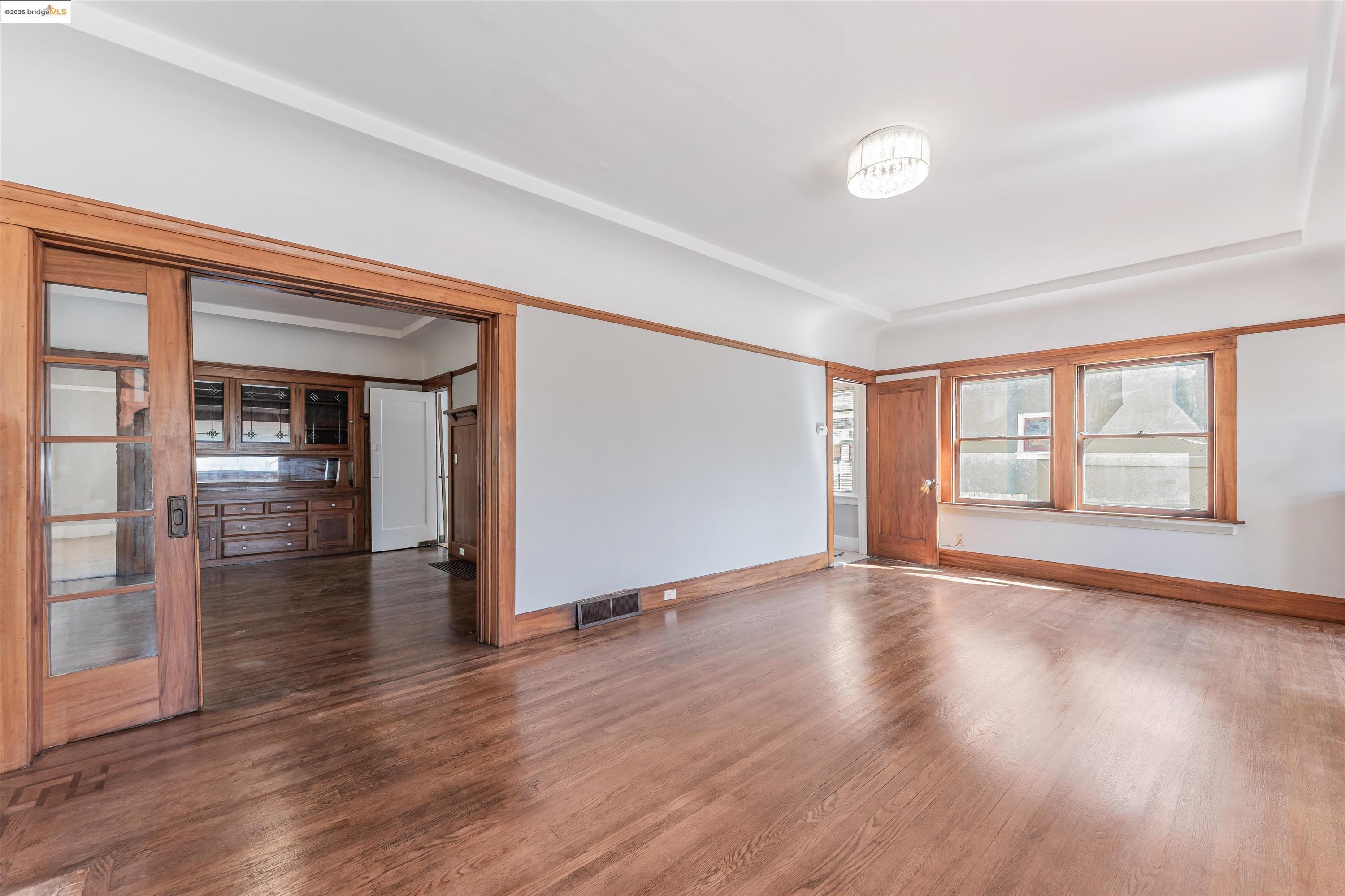 Detail Gallery Image 11 of 47 For 3531 Lakeshore Ave, Oakland,  CA 94610 - 4 Beds | 1/1 Baths