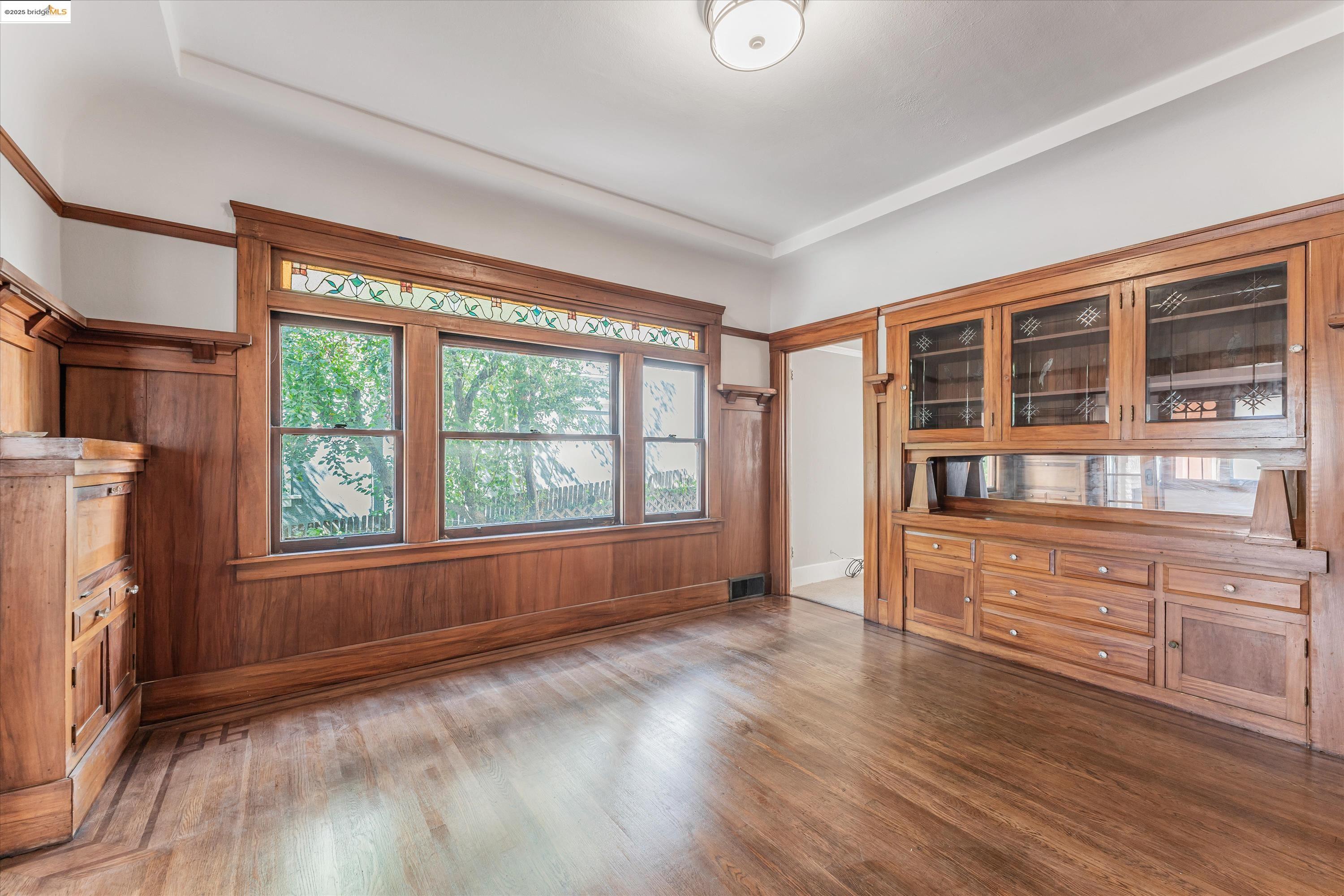 Detail Gallery Image 13 of 47 For 3531 Lakeshore Ave, Oakland,  CA 94610 - 4 Beds | 1/1 Baths