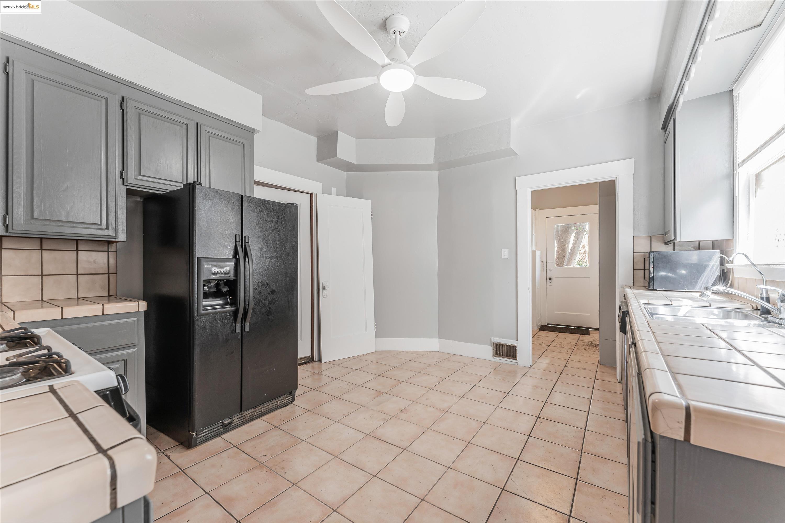 Detail Gallery Image 18 of 47 For 3531 Lakeshore Ave, Oakland,  CA 94610 - 4 Beds | 1/1 Baths