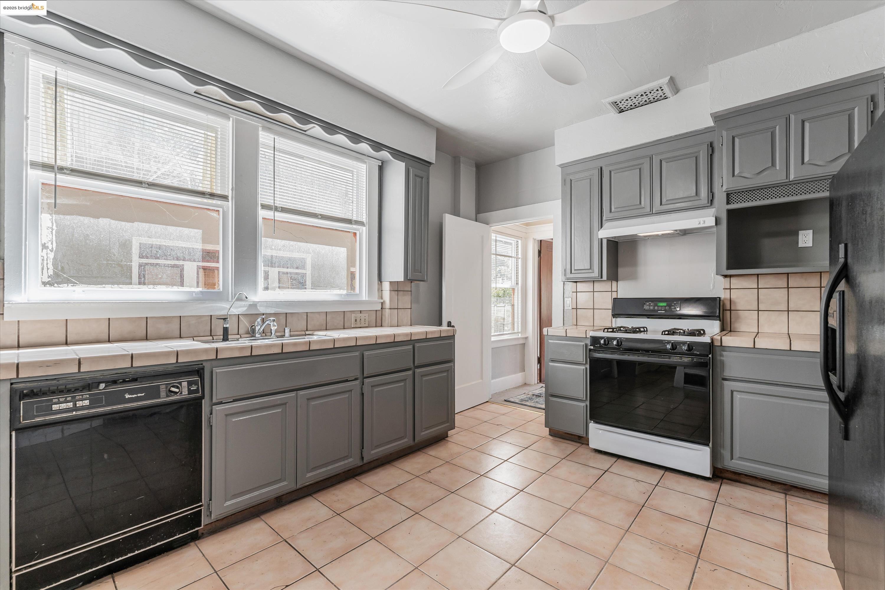 Detail Gallery Image 19 of 47 For 3531 Lakeshore Ave, Oakland,  CA 94610 - 4 Beds | 1/1 Baths