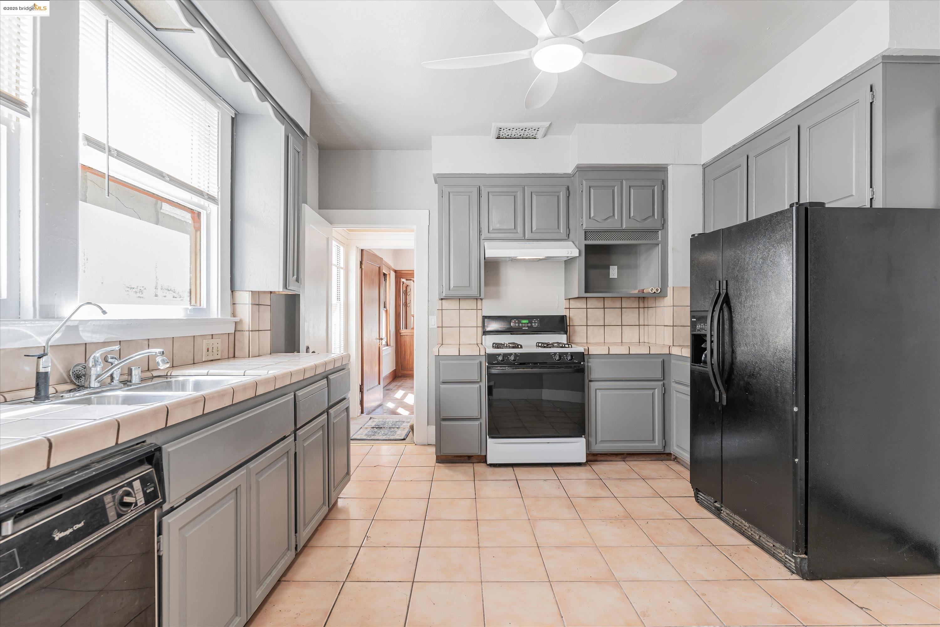 Detail Gallery Image 20 of 47 For 3531 Lakeshore Ave, Oakland,  CA 94610 - 4 Beds | 1/1 Baths