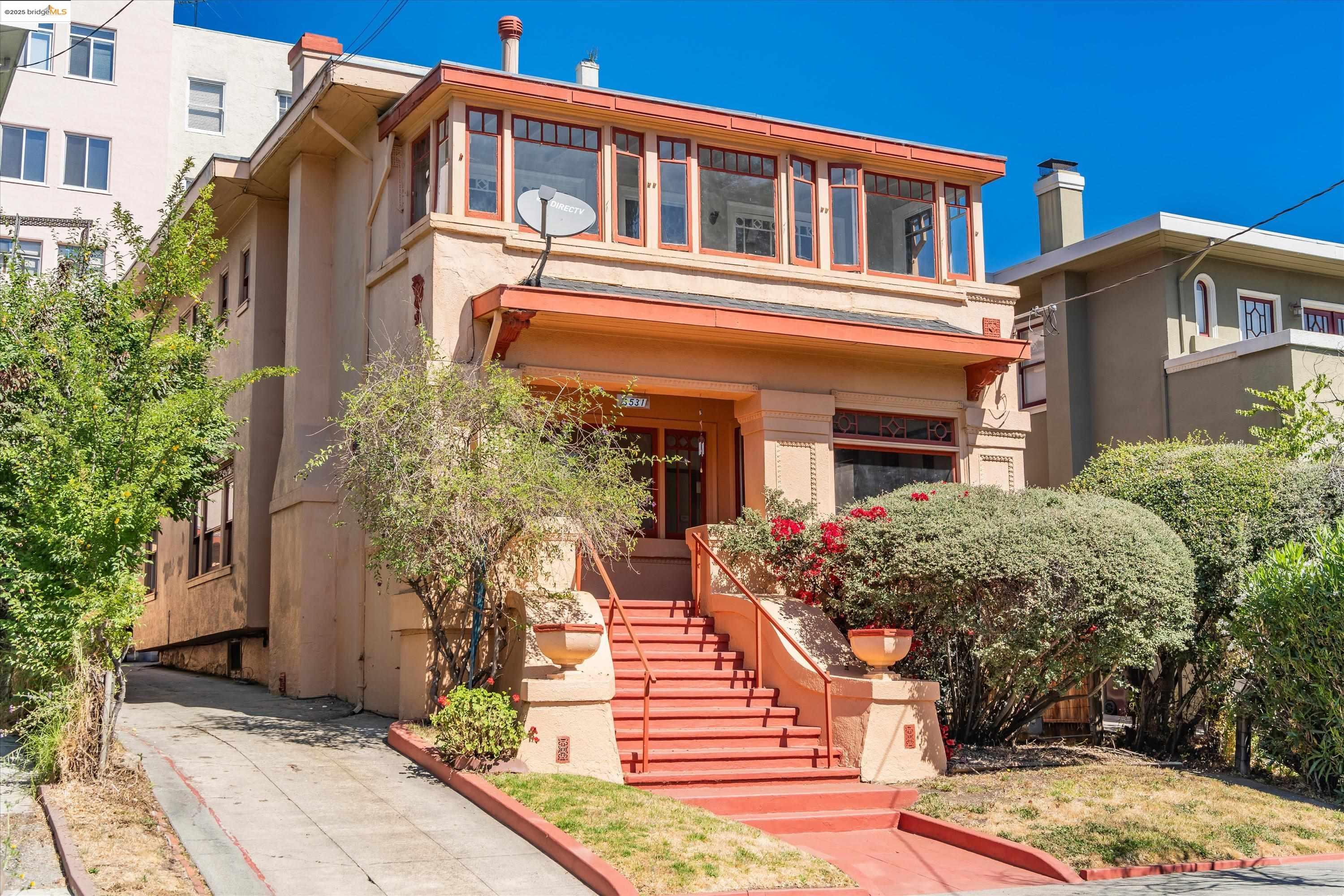 Detail Gallery Image 3 of 47 For 3531 Lakeshore Ave, Oakland,  CA 94610 - 4 Beds | 1/1 Baths