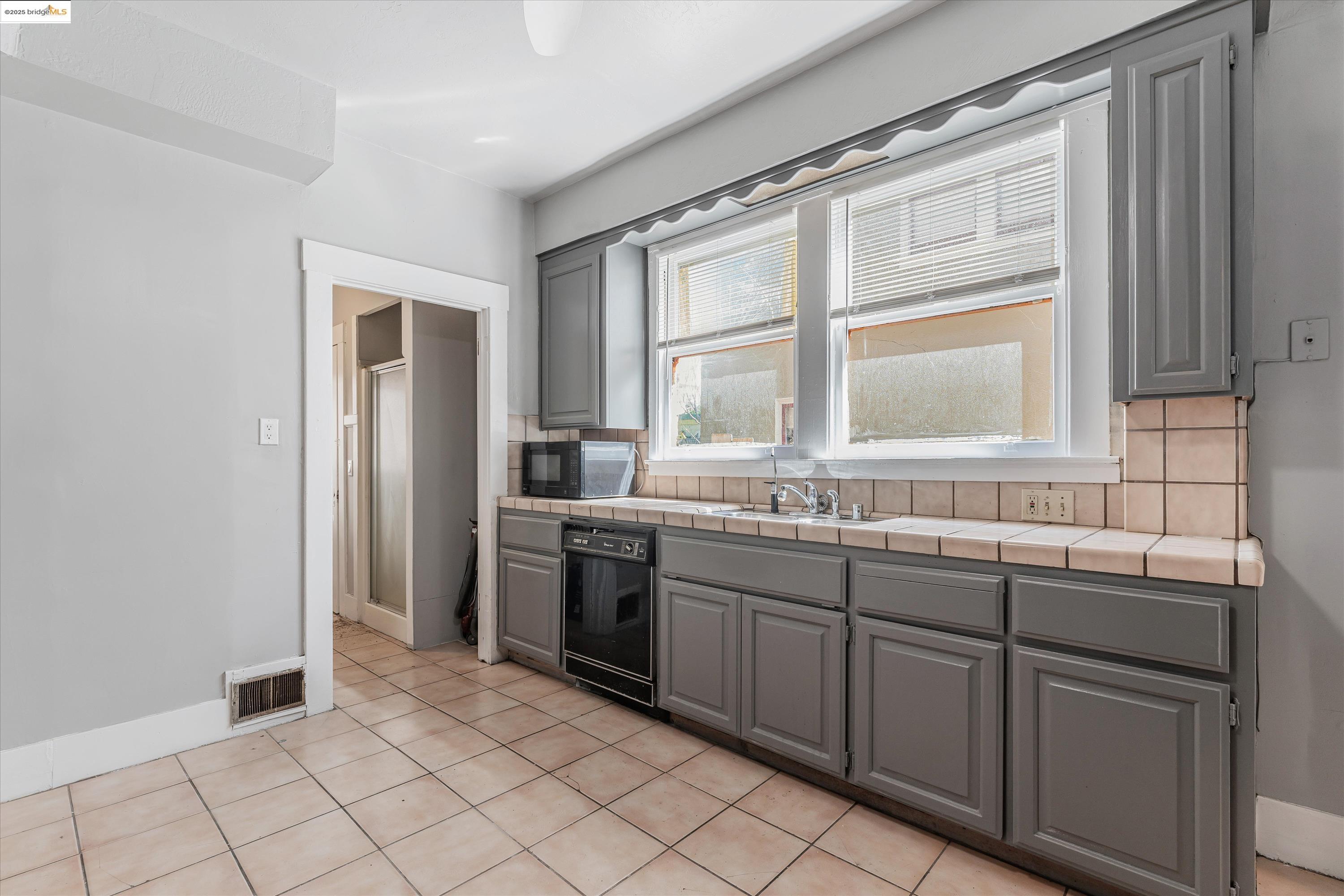 Detail Gallery Image 21 of 47 For 3531 Lakeshore Ave, Oakland,  CA 94610 - 4 Beds | 1/1 Baths