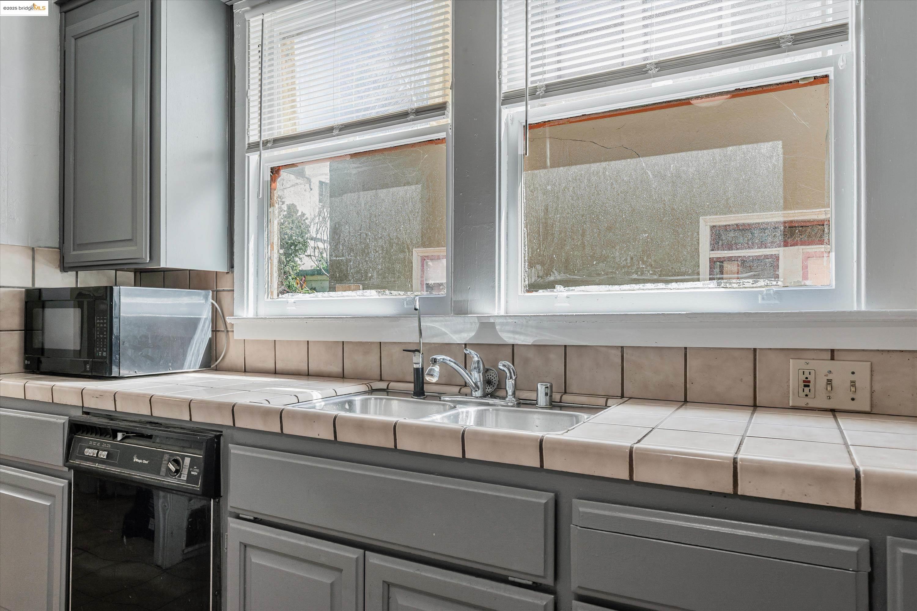 Detail Gallery Image 22 of 47 For 3531 Lakeshore Ave, Oakland,  CA 94610 - 4 Beds | 1/1 Baths