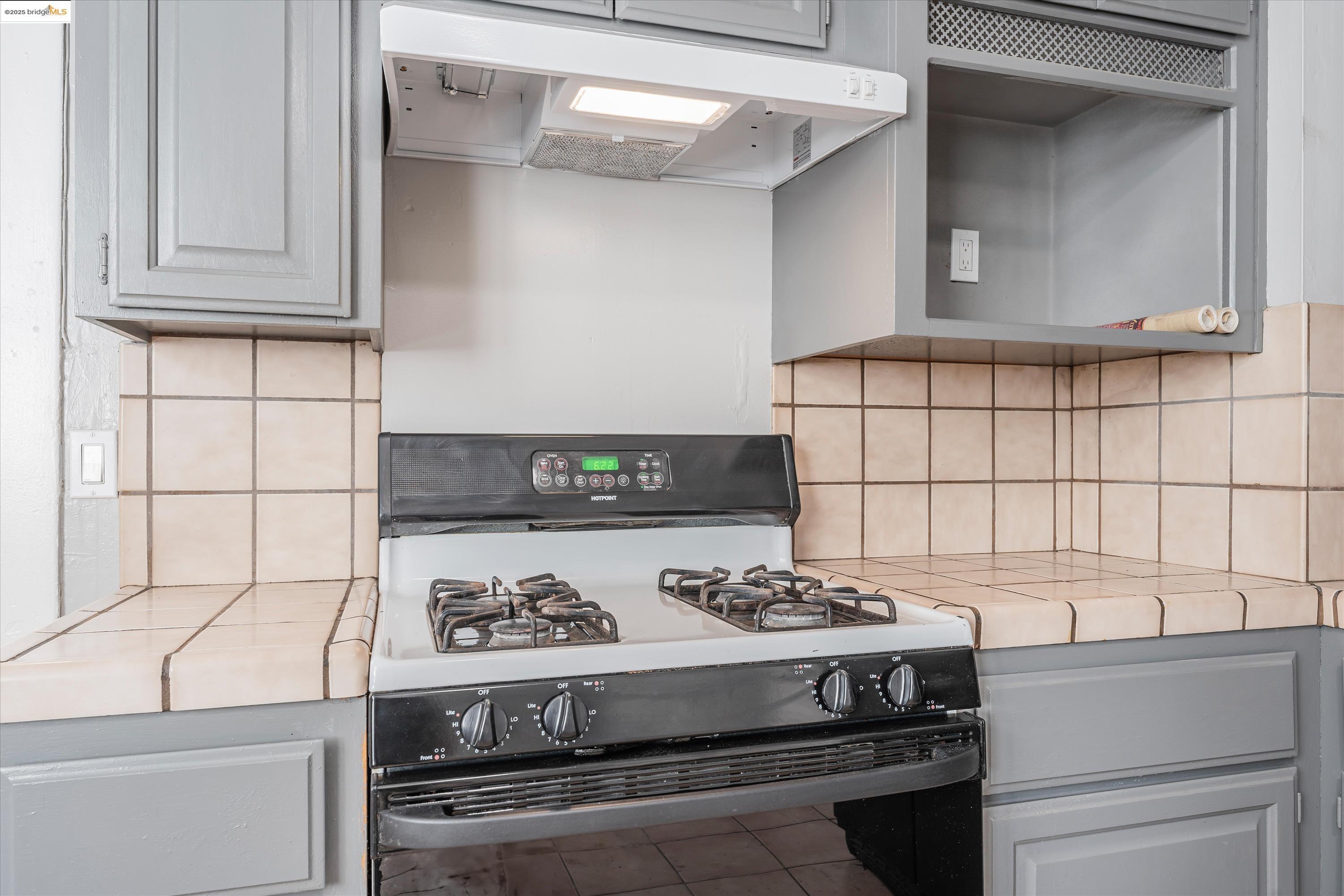 Detail Gallery Image 23 of 47 For 3531 Lakeshore Ave, Oakland,  CA 94610 - 4 Beds | 1/1 Baths