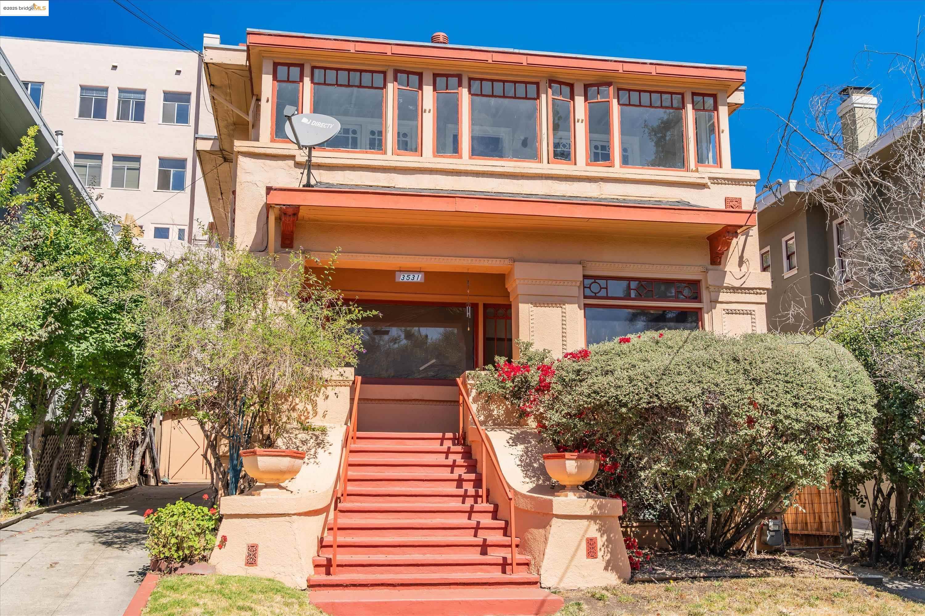 Detail Gallery Image 4 of 47 For 3531 Lakeshore Ave, Oakland,  CA 94610 - 4 Beds | 1/1 Baths