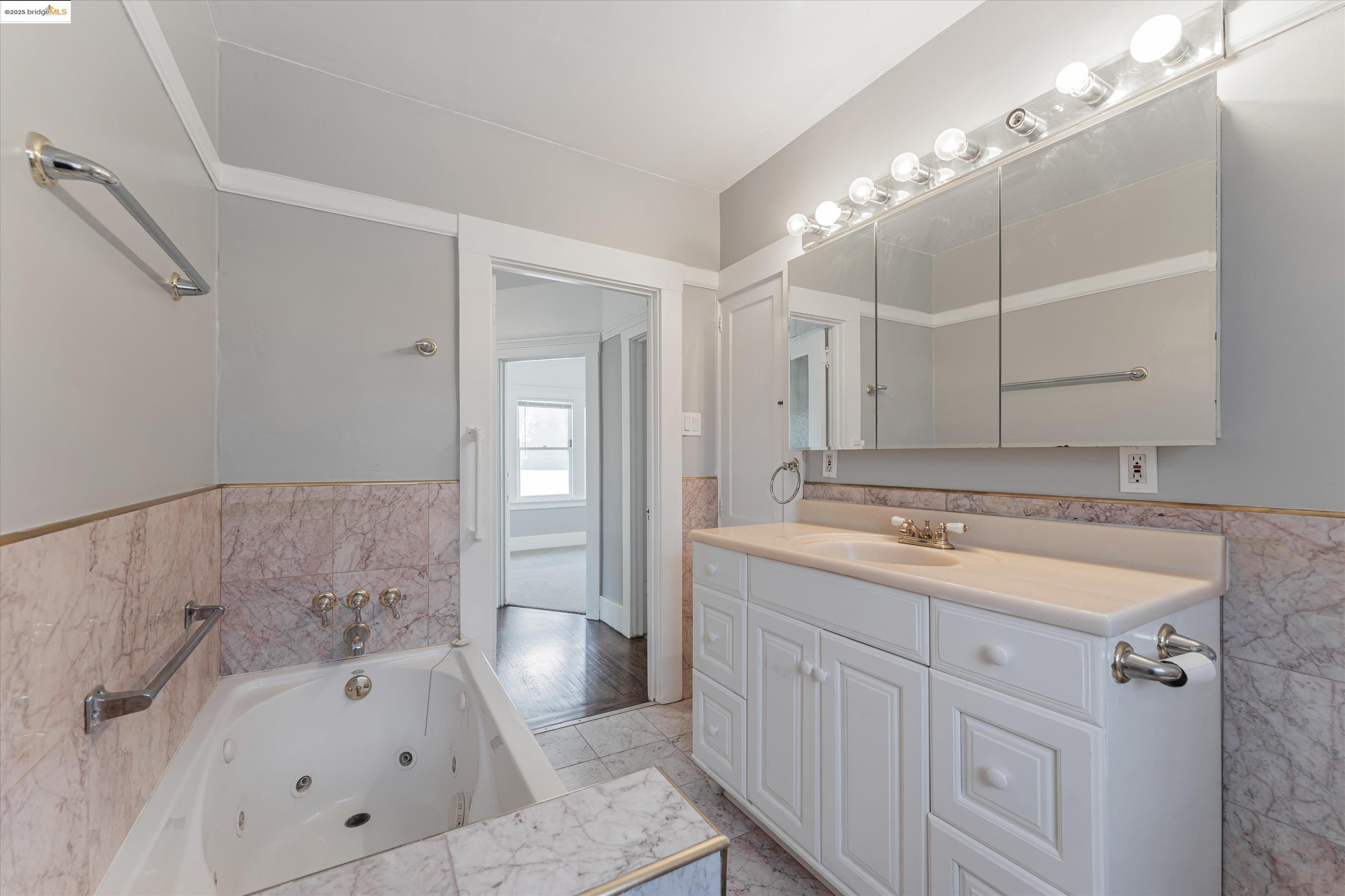 Detail Gallery Image 41 of 47 For 3531 Lakeshore Ave, Oakland,  CA 94610 - 4 Beds | 1/1 Baths