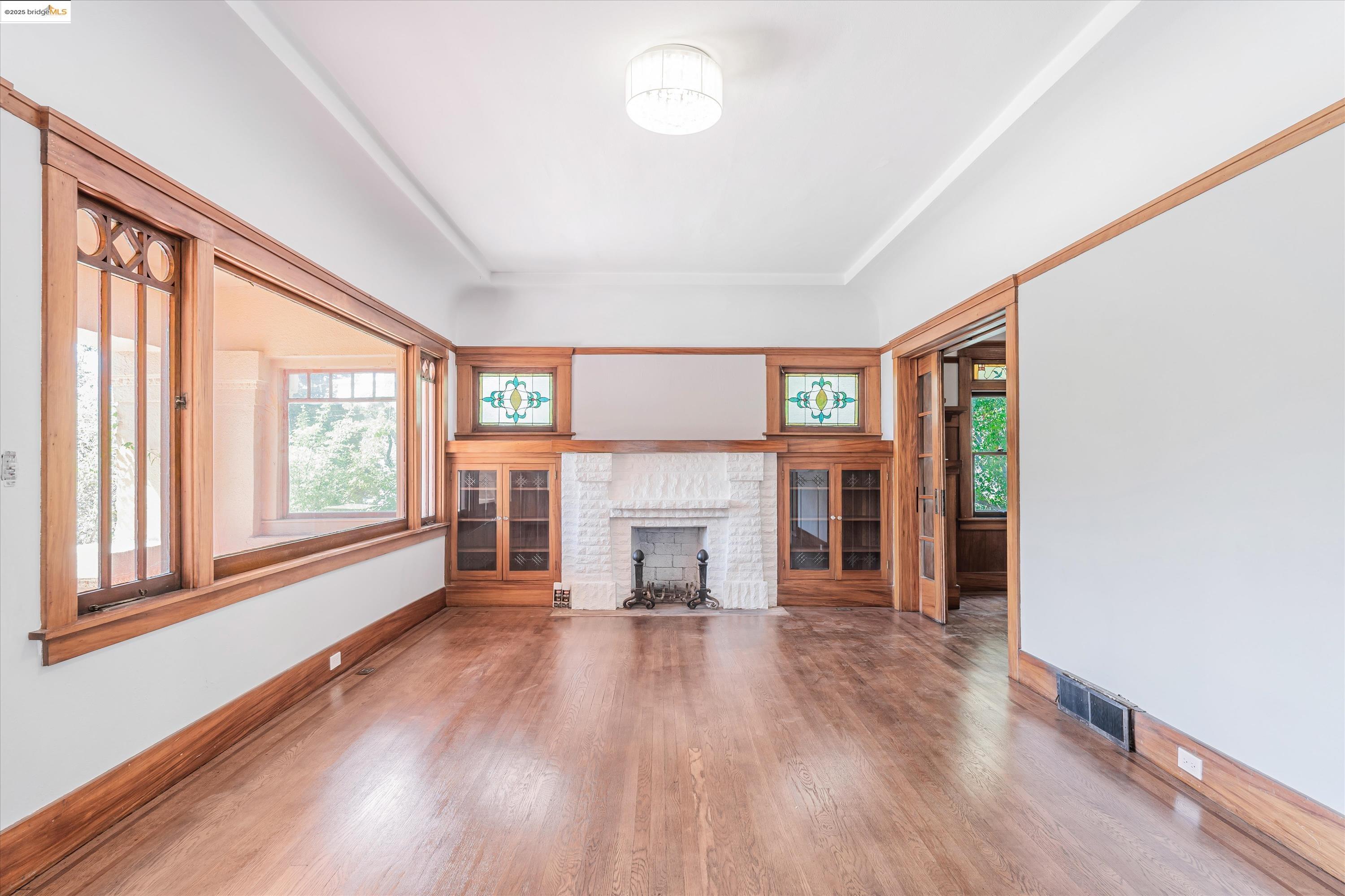 Detail Gallery Image 9 of 47 For 3531 Lakeshore Ave, Oakland,  CA 94610 - 4 Beds | 1/1 Baths