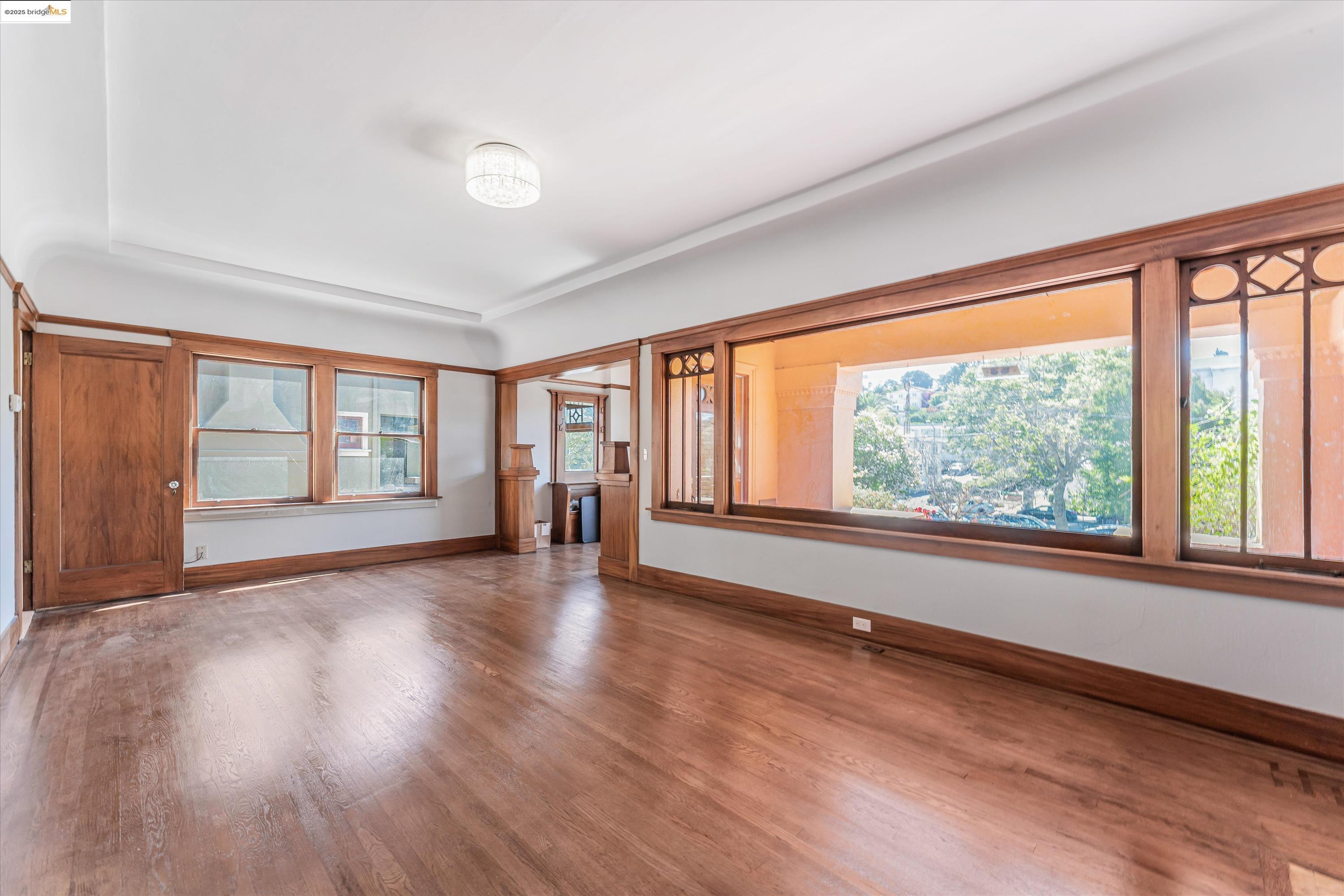 Detail Gallery Image 10 of 47 For 3531 Lakeshore Ave, Oakland,  CA 94610 - 4 Beds | 1/1 Baths